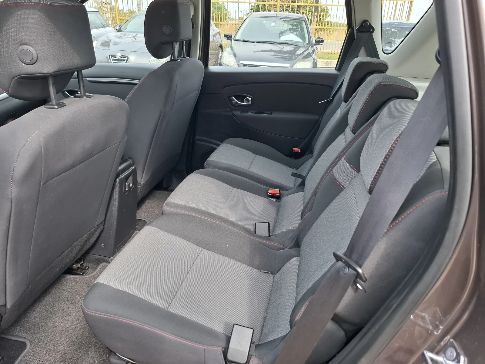Renault Scenic 1.5 дизел, снимка 10 - Автомобили и джипове - 56269793