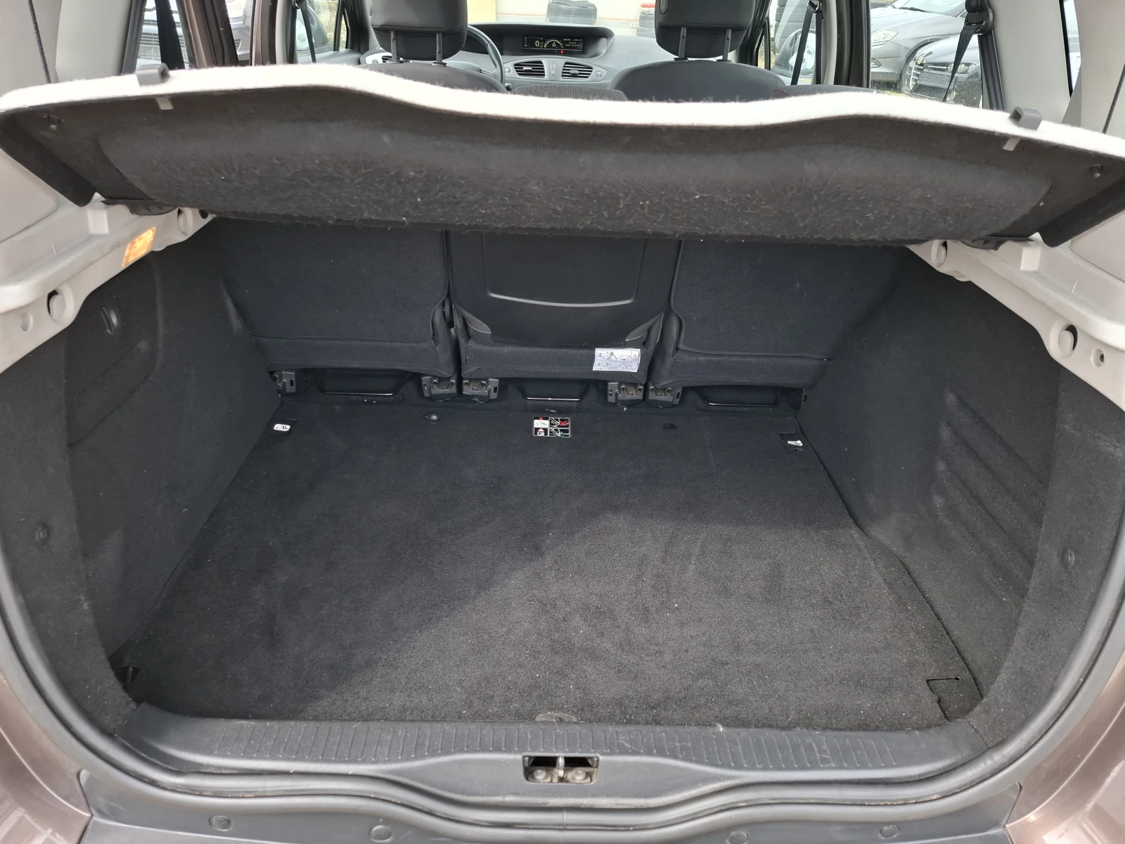 Renault Scenic 1.5 дизел, снимка 17 - Автомобили и джипове - 56269793