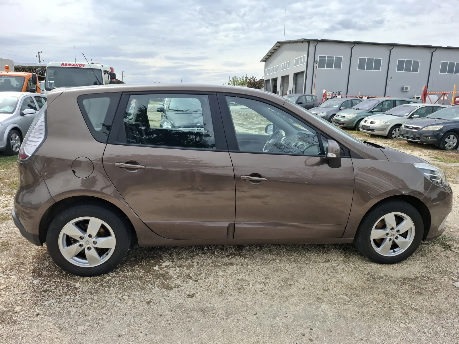 Renault Scenic 1.5 дизел, снимка 8 - Автомобили и джипове - 56269793