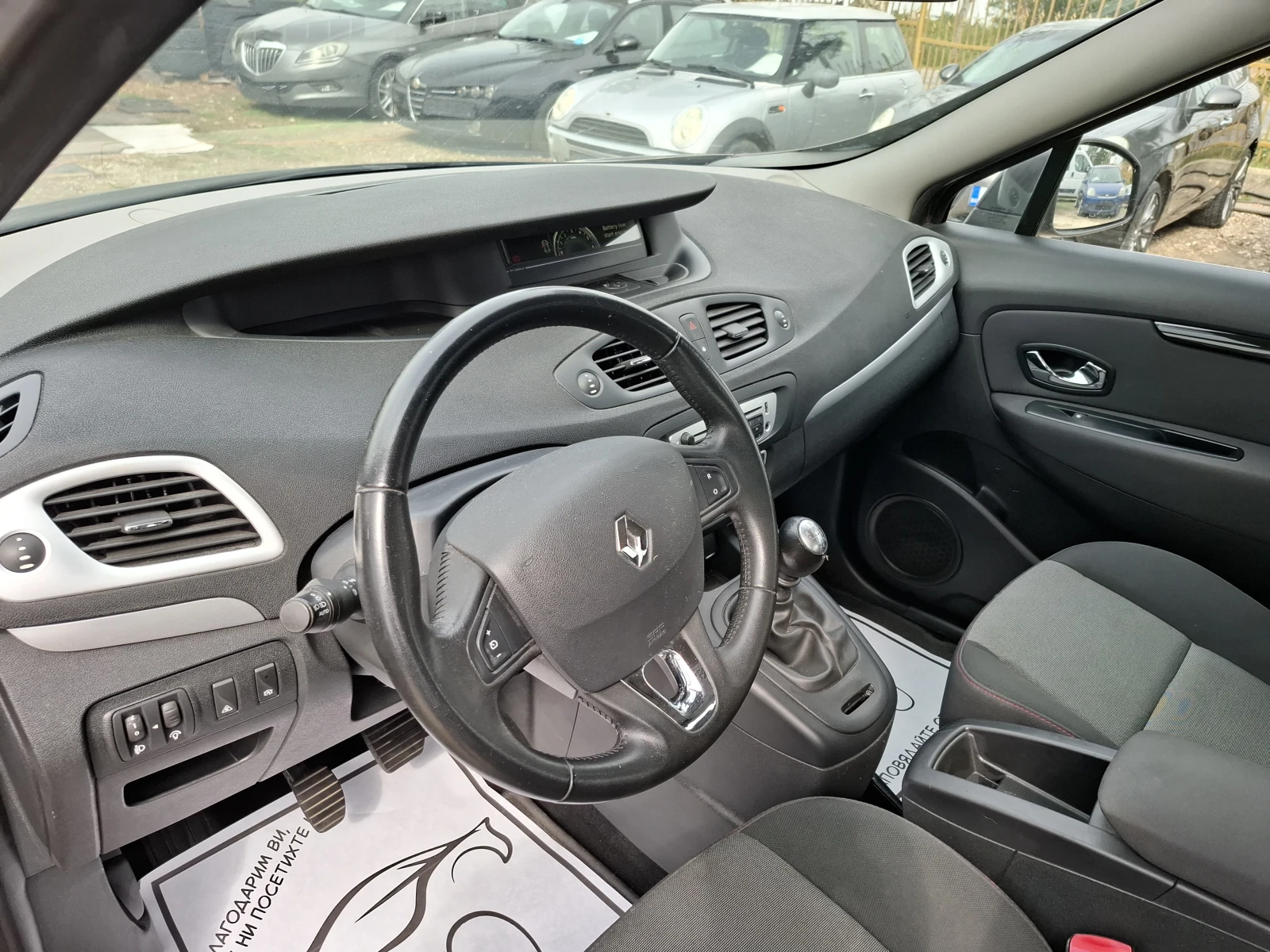 Renault Scenic 1.5 дизел, снимка 12 - Автомобили и джипове - 56269793