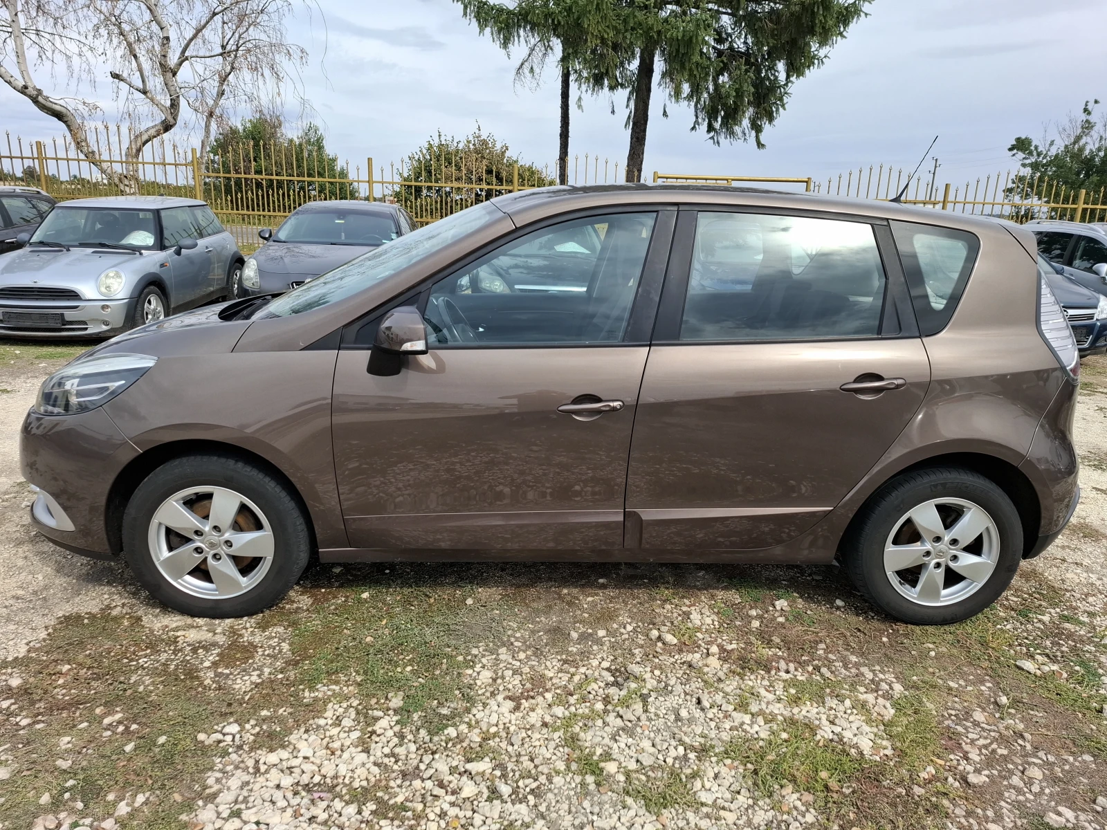 Renault Scenic 1.5 дизел, снимка 4 - Автомобили и джипове - 56269793