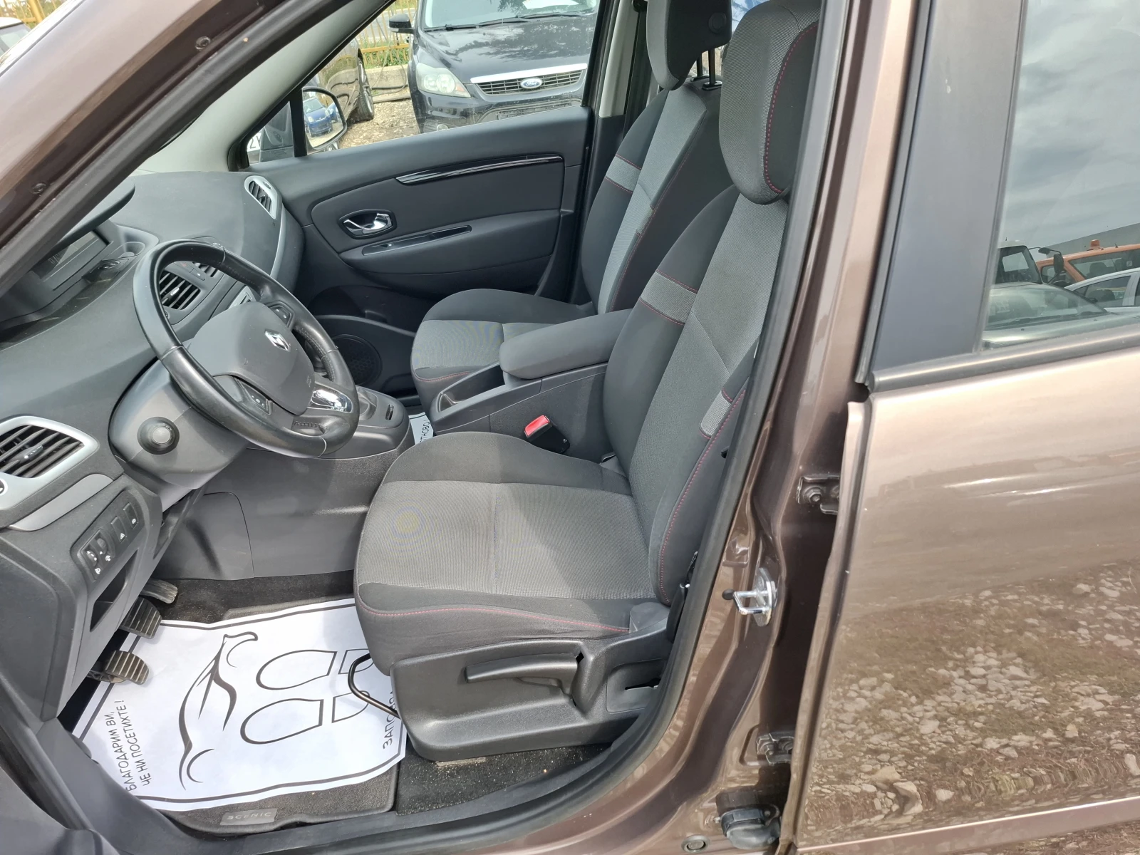 Renault Scenic 1.5 дизел, снимка 13 - Автомобили и джипове - 56269793