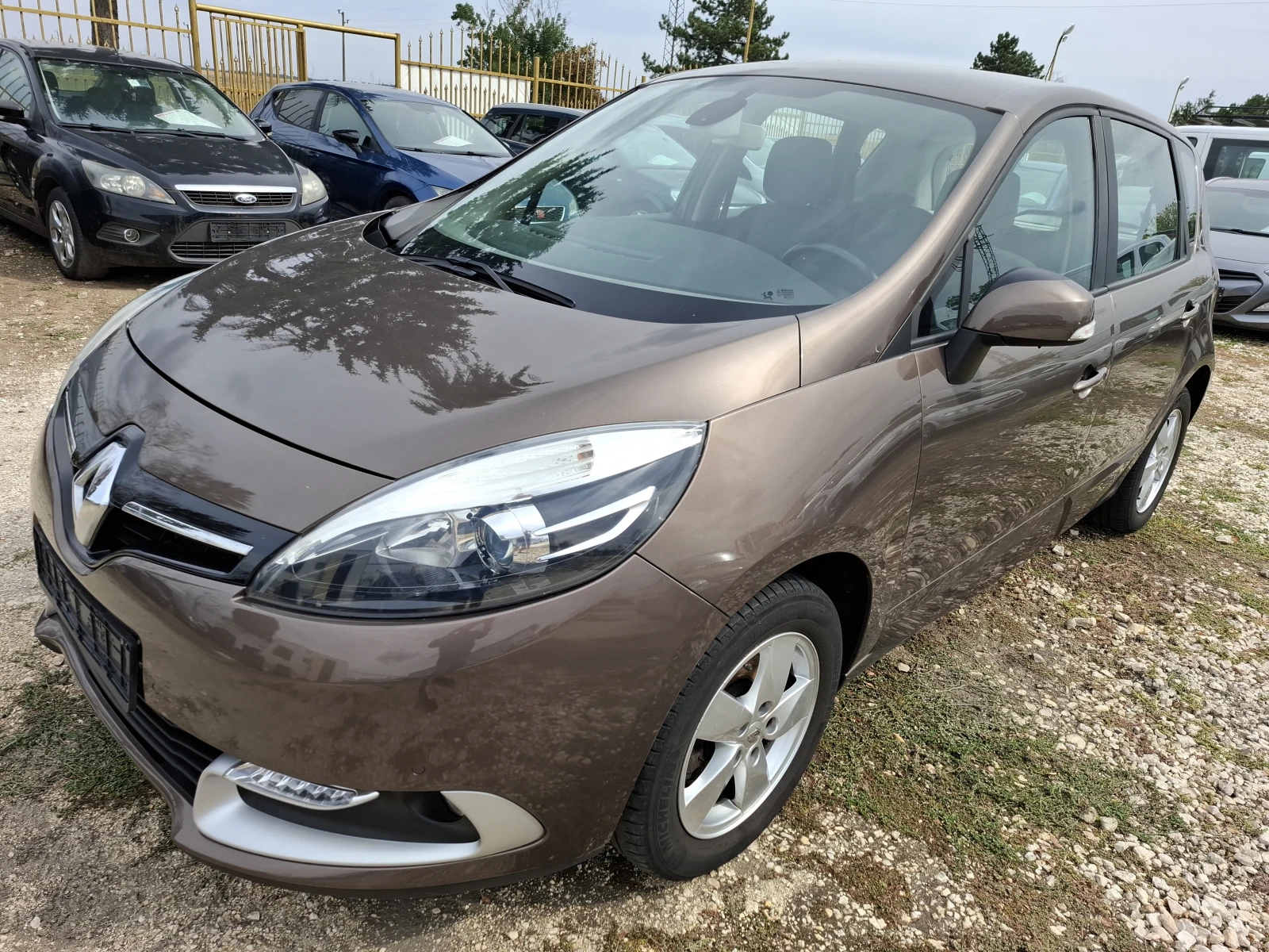 Renault Scenic 1.5 дизел, снимка 3 - Автомобили и джипове - 56269793