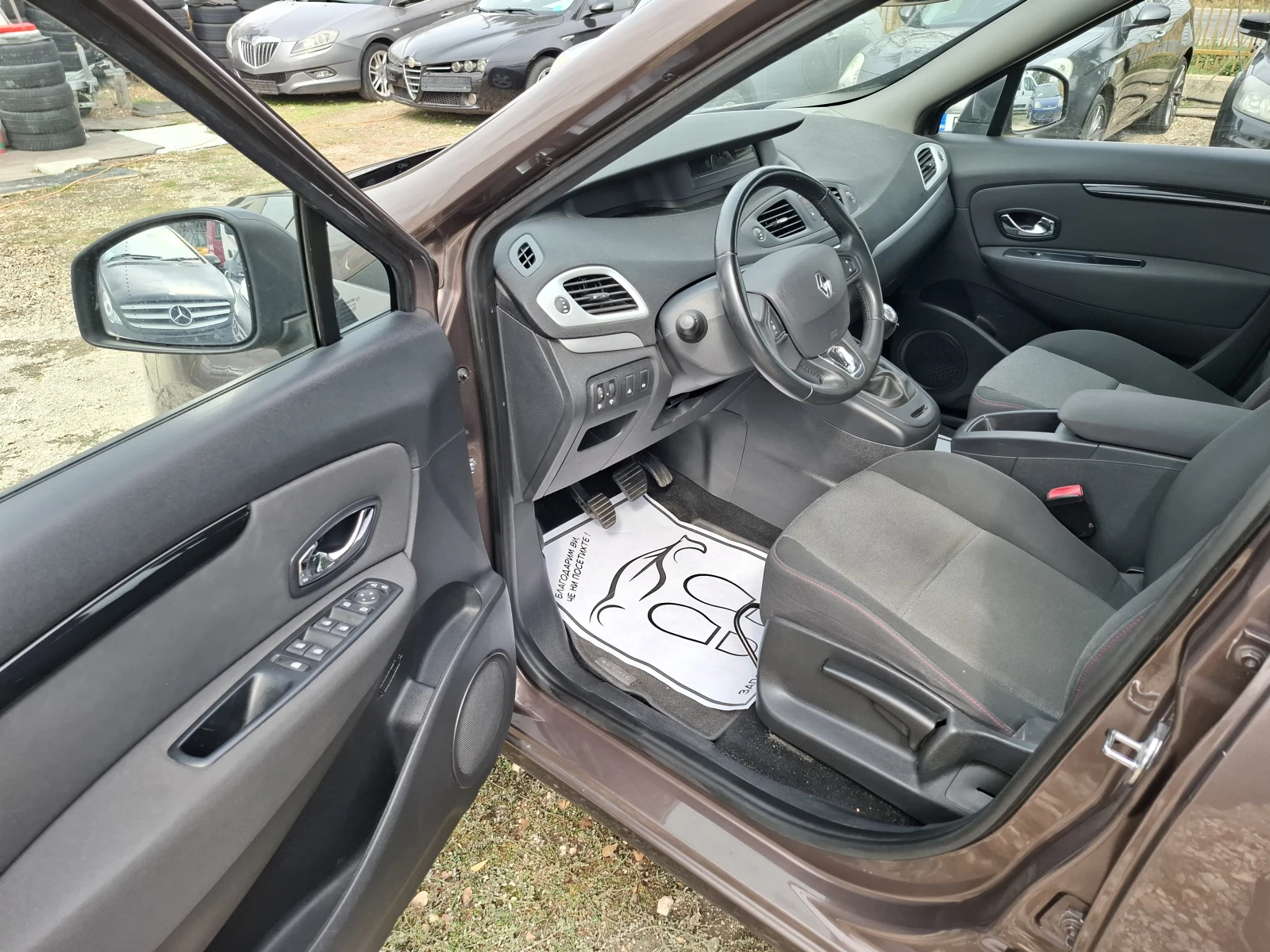 Renault Scenic 1.5 дизел, снимка 11 - Автомобили и джипове - 56269793