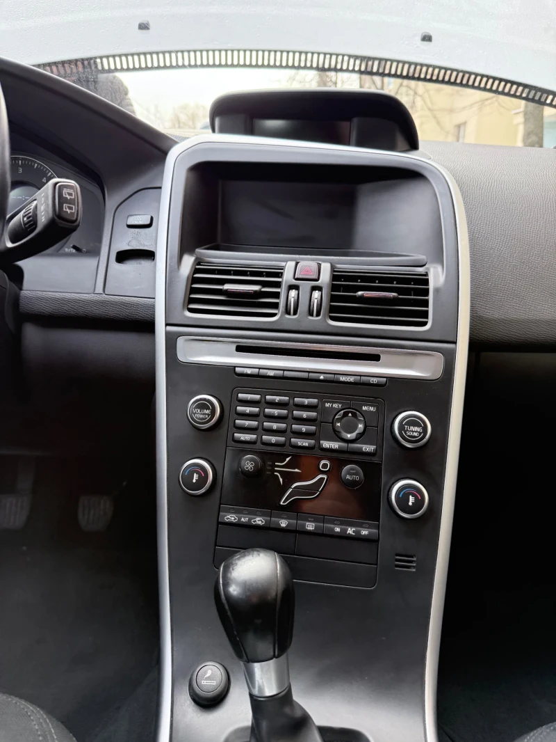 Volvo XC60, снимка 8 - Автомобили и джипове - 52741049