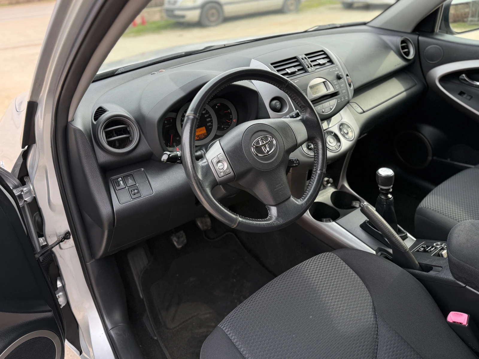 Toyota Rav4 2.2* D4D* 138 000km* , снимка 8 - Автомобили и джипове - 53737504