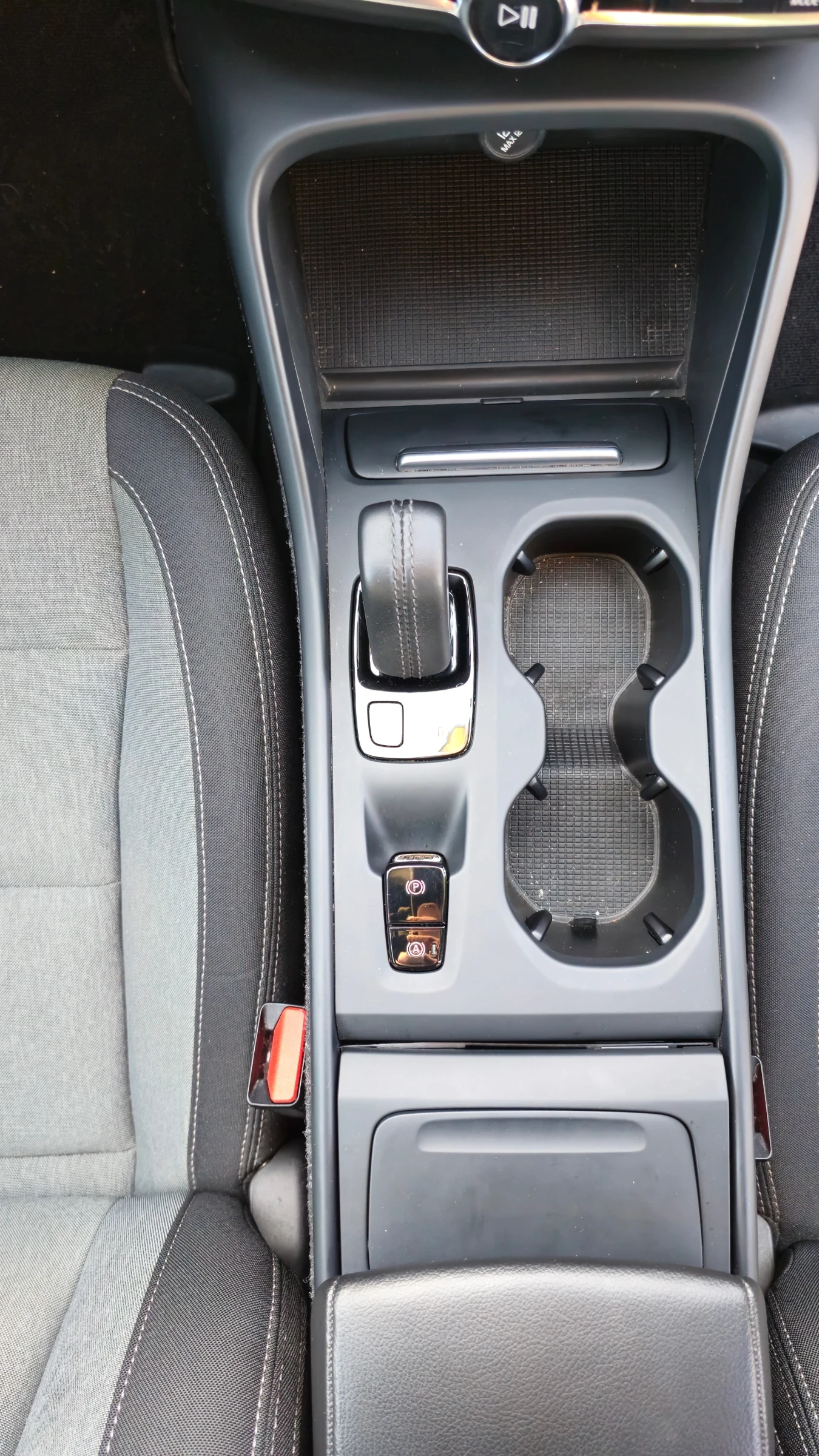 Volvo XC40, снимка 16 - Автомобили и джипове - 53740178