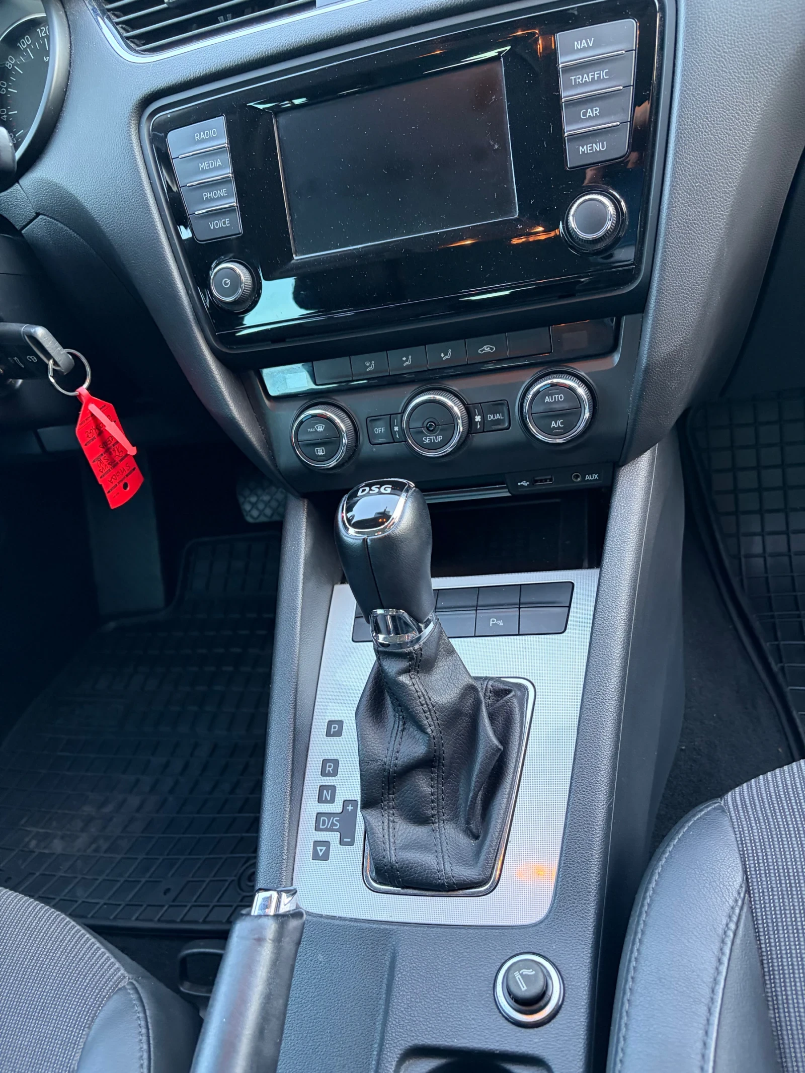 Skoda Octavia 1.6 TDI, снимка 14 - Автомобили и джипове - 56082027