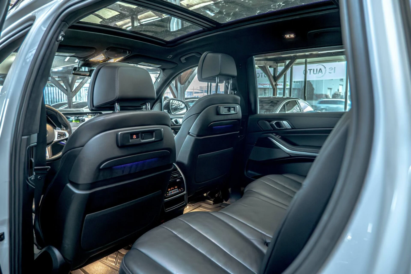 BMW X7 M50i/Harman Kardon/SKY Lounge/Кристал/Камера 360/H, снимка 9 - Автомобили и джипове - 55903684