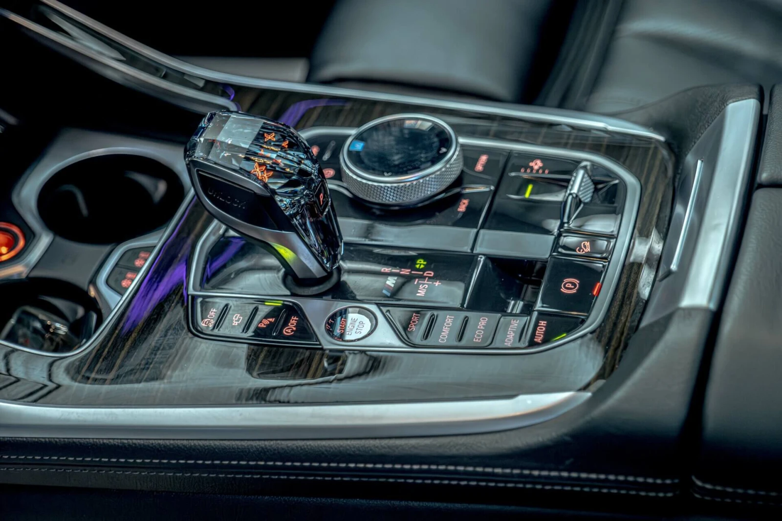 BMW X7 M50i/Harman Kardon/SKY Lounge/Кристал/Камера 360/H, снимка 10 - Автомобили и джипове - 55903684