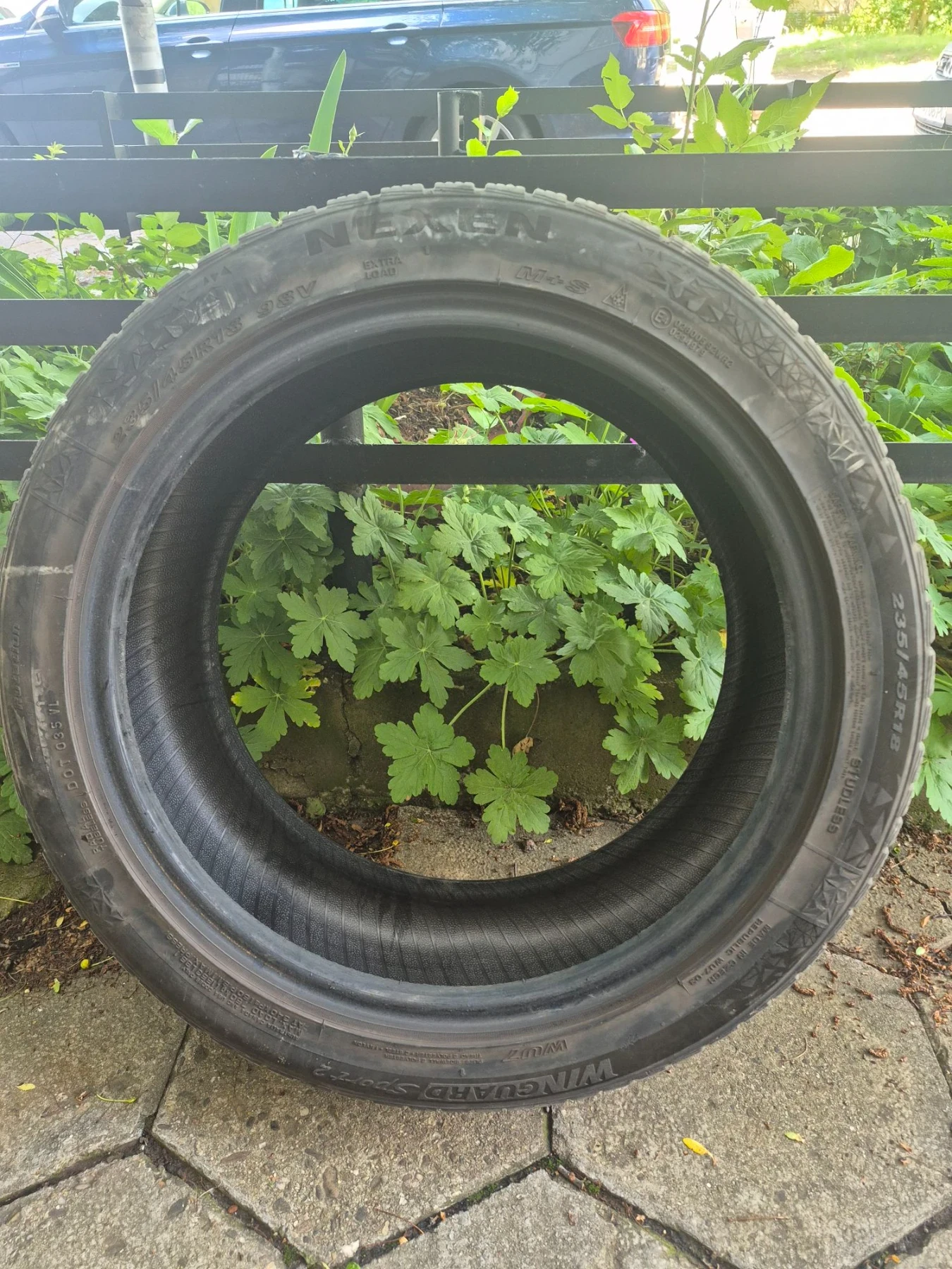 Гуми Зимни 235/45R18, снимка 3 - Гуми и джанти - 56253184