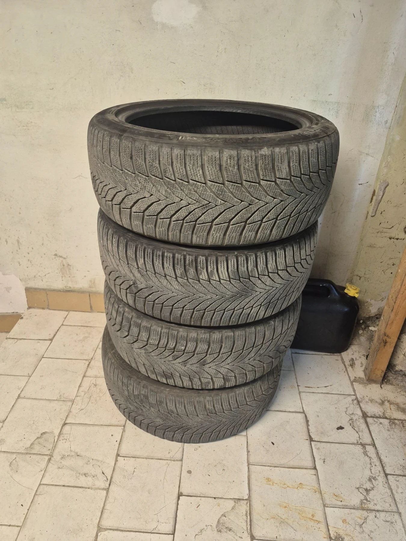Гуми Зимни 235/45R18
