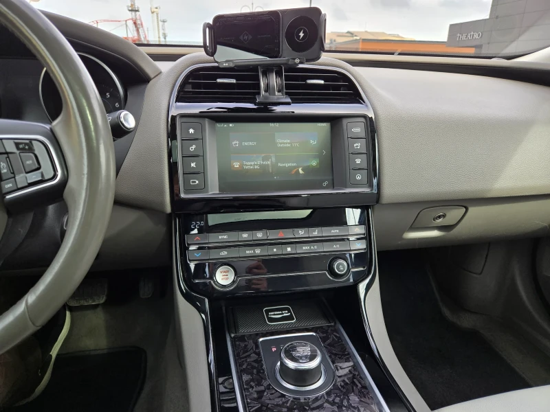 Jaguar XE 25t, снимка 11 - Автомобили и джипове - 49896634