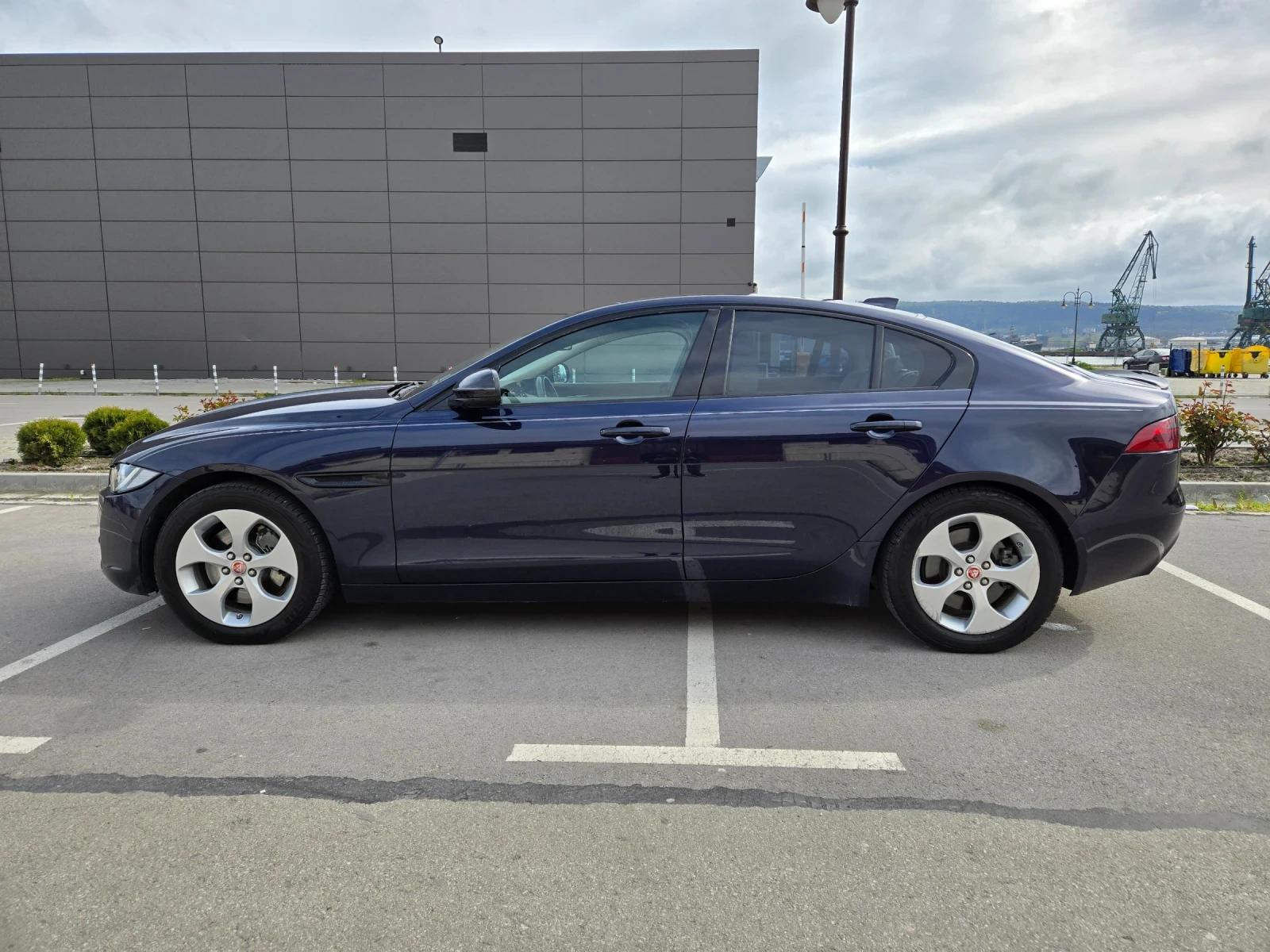 Jaguar XE 25t - изображение 8