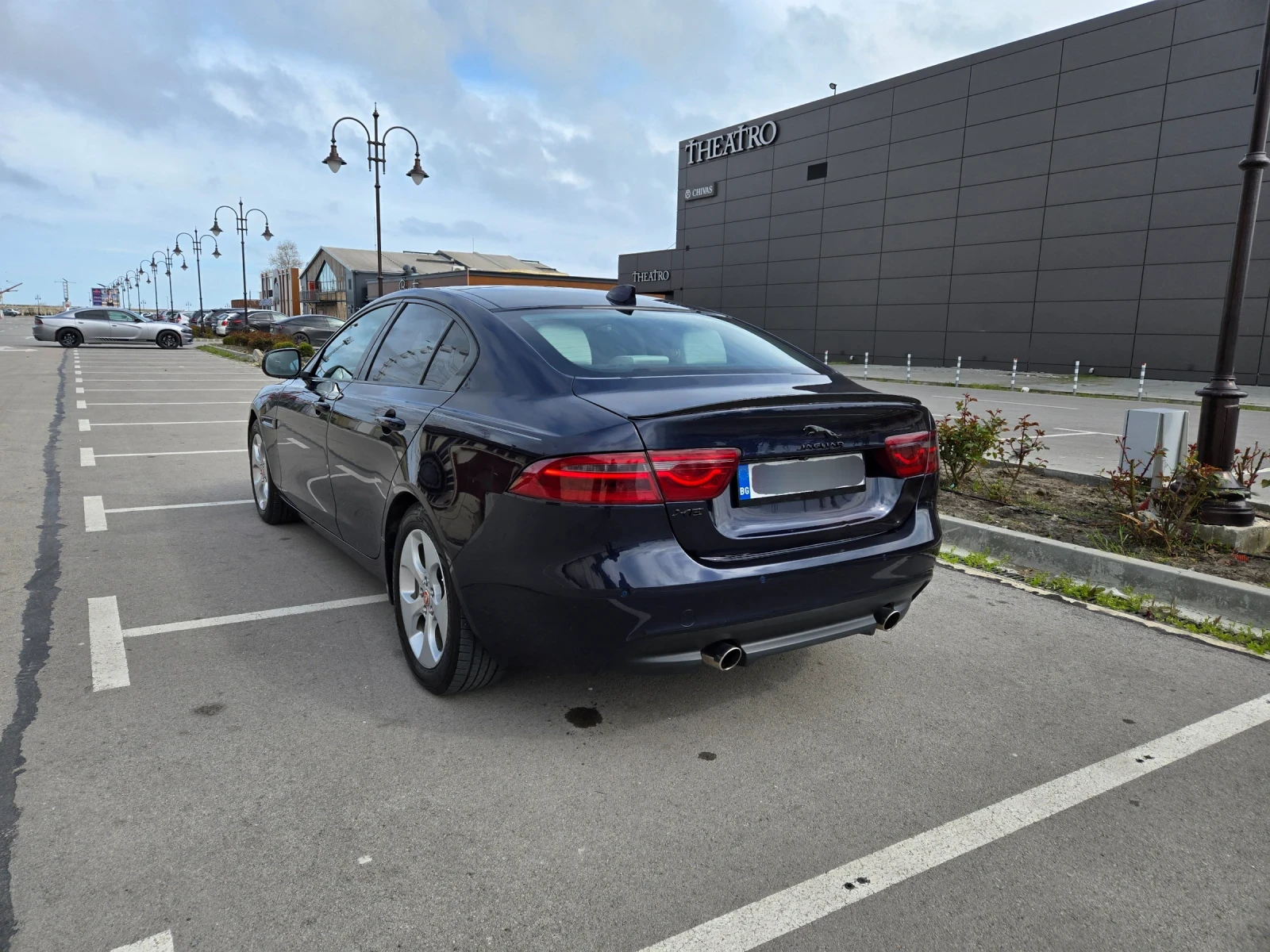 Jaguar XE 25t - изображение 7