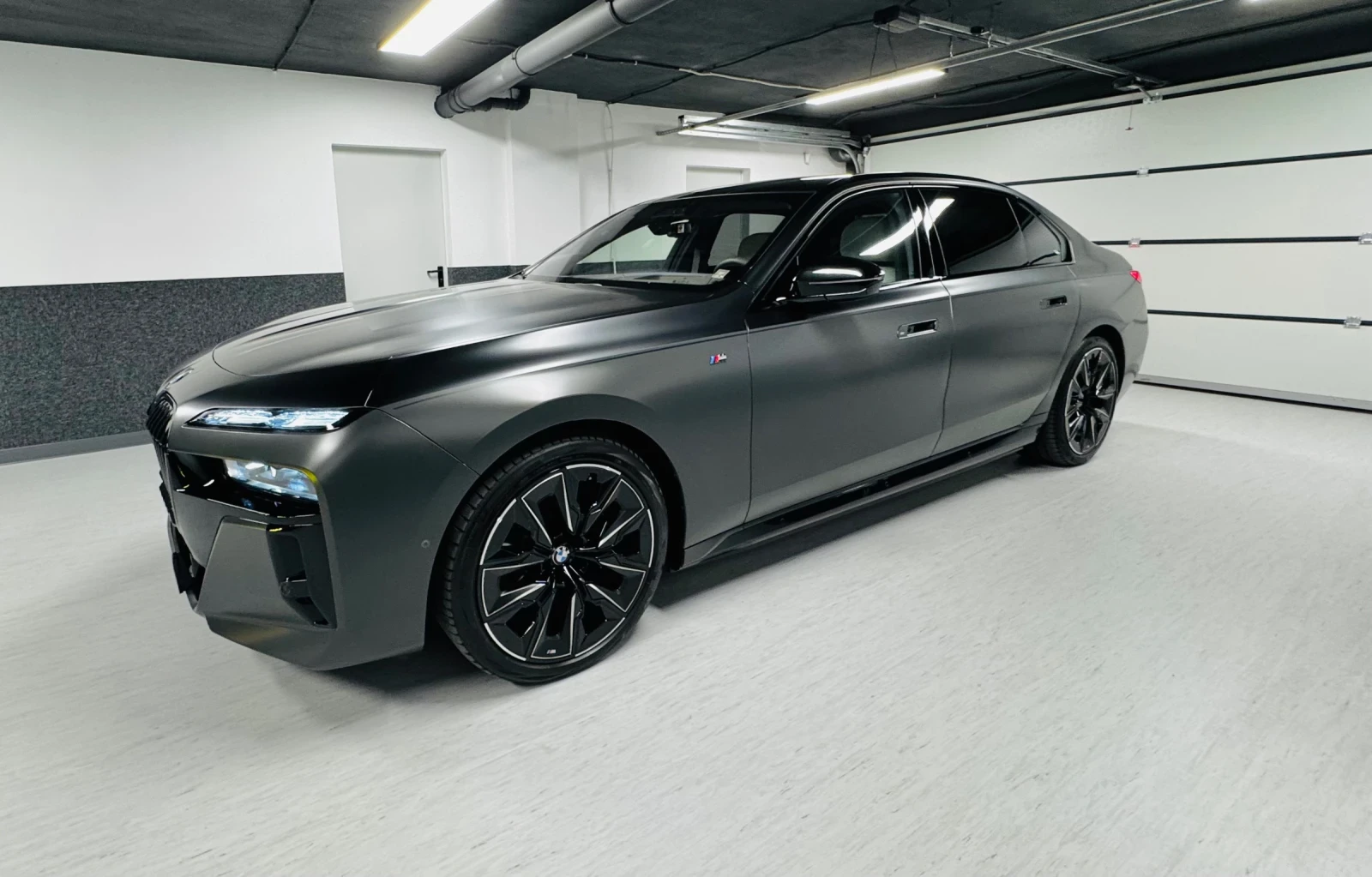 BMW i7 Xdrive60 Individual  - изображение 2