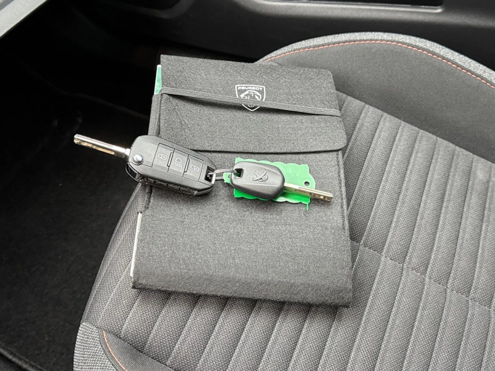 Peugeot 2008 1.2 Active, снимка 12 - Автомобили и джипове - 54106563