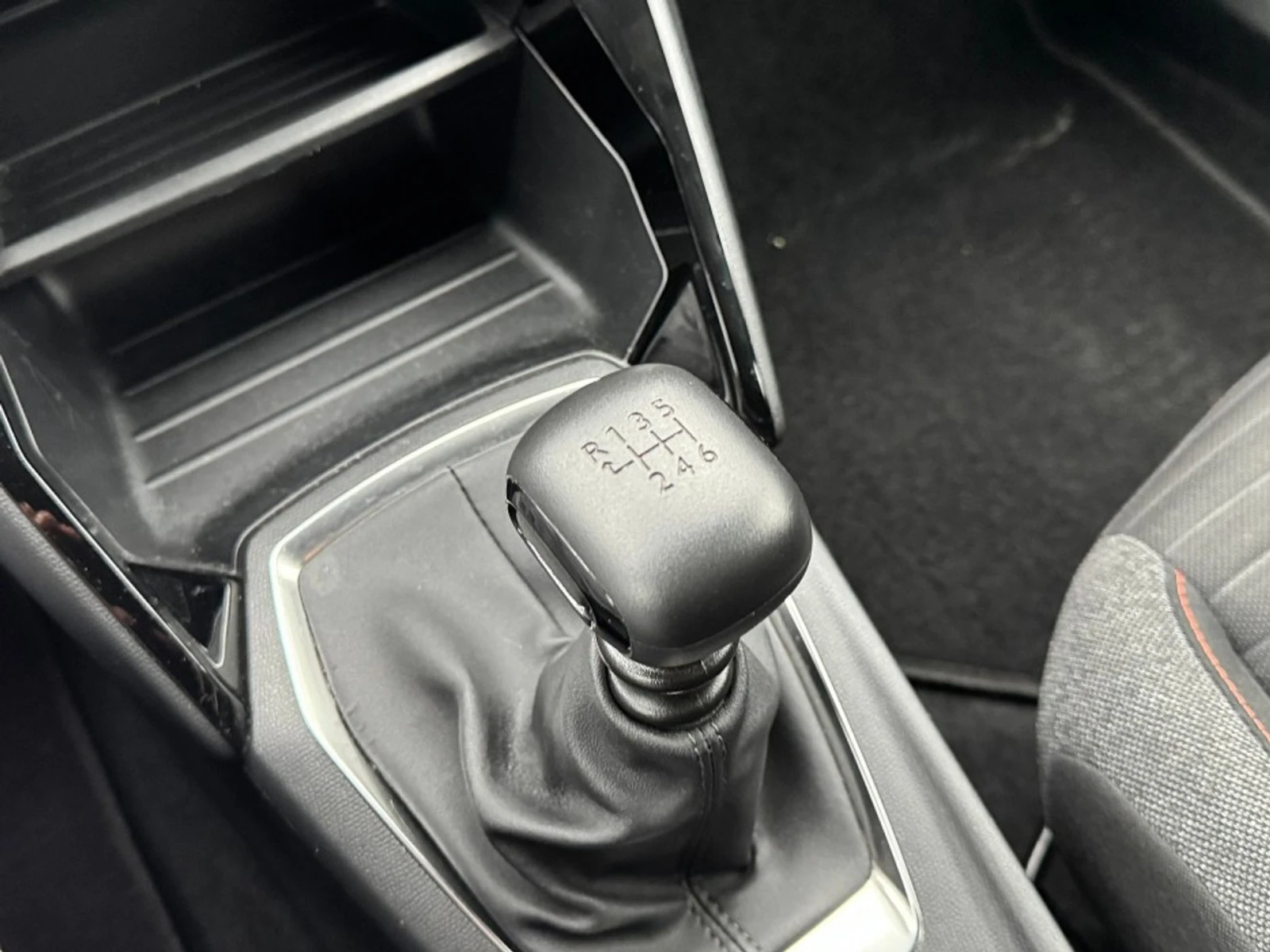 Peugeot 2008 1.2 Active, снимка 11 - Автомобили и джипове - 54106563