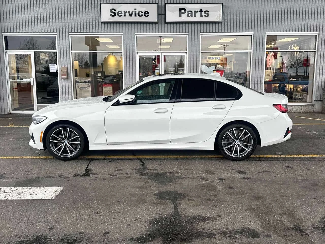 BMW 330 i xDrive/CARFAX/ШИБИДАХ/ПОДГРЕВИ, снимка 3 - Автомобили и джипове - 54172755