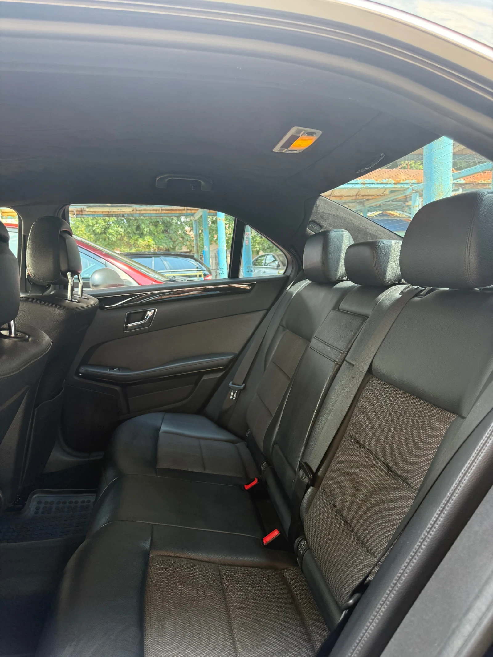 Mercedes-Benz E 220 Avantgarde BlueEFFICIENCY, снимка 4 - Автомобили и джипове - 54998926