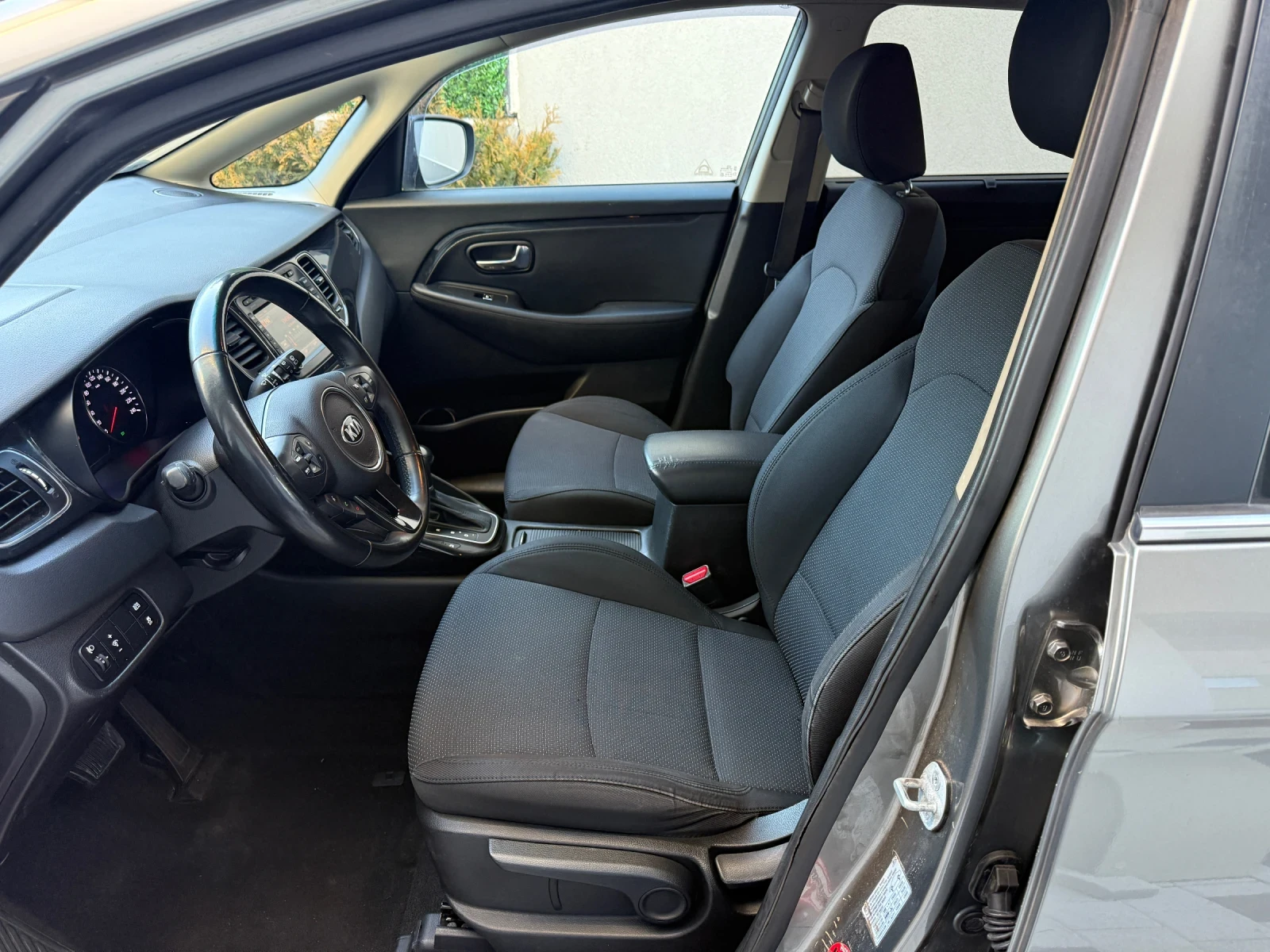 Kia Carens 2.0 Бензин , Автоматик внос Холандия , снимка 17 - Автомобили и джипове - 53761597