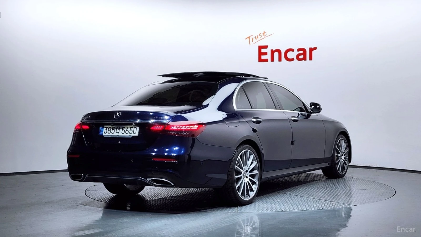 Mercedes-Benz E 350 4MATIC* 360* BURMESTER* PANO* DISTRONIC* ОБДУХ, снимка 2 - Автомобили и джипове - 55464512