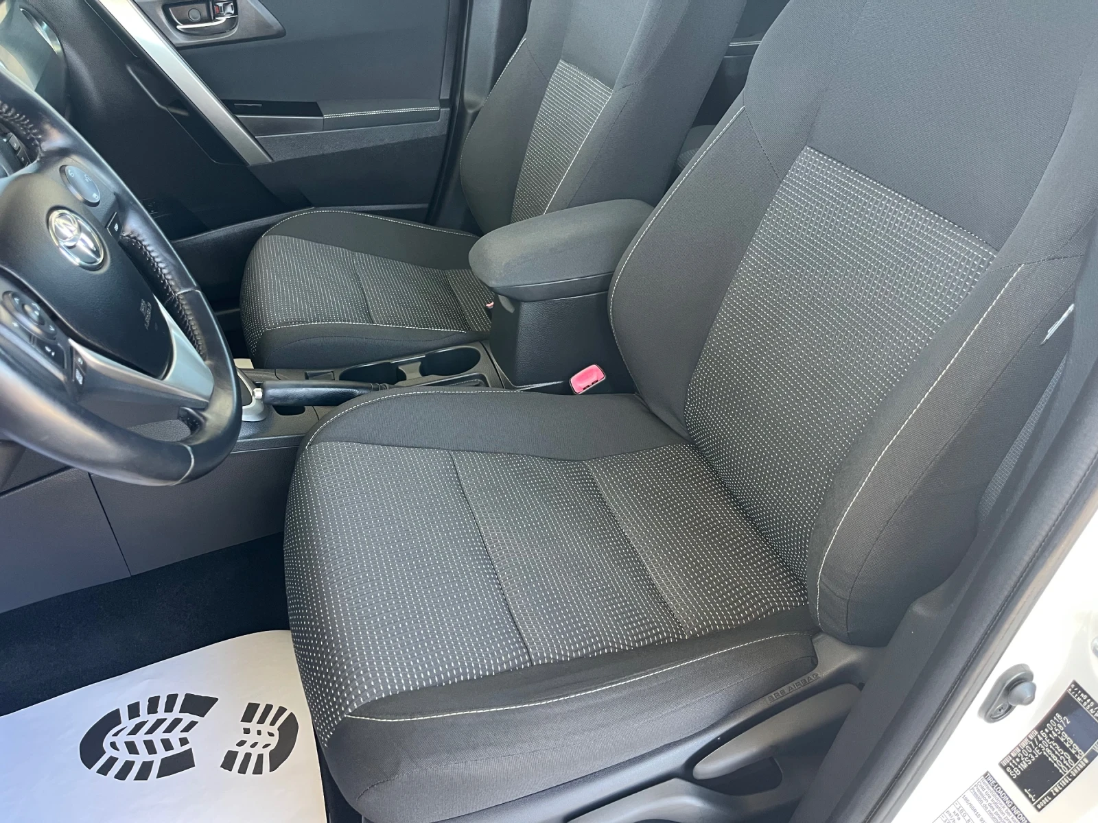 Toyota Auris Hybrid / Сервизирана до последно в TOYOTA, снимка 10 - Автомобили и джипове - 55485777