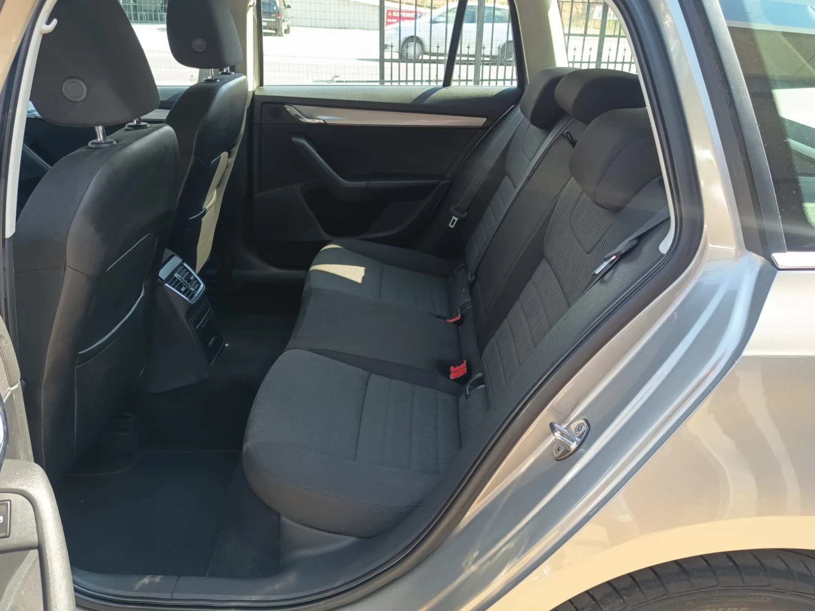 Skoda Octavia 1.6tdi 4x4 , снимка 10 - Автомобили и джипове - 55545385