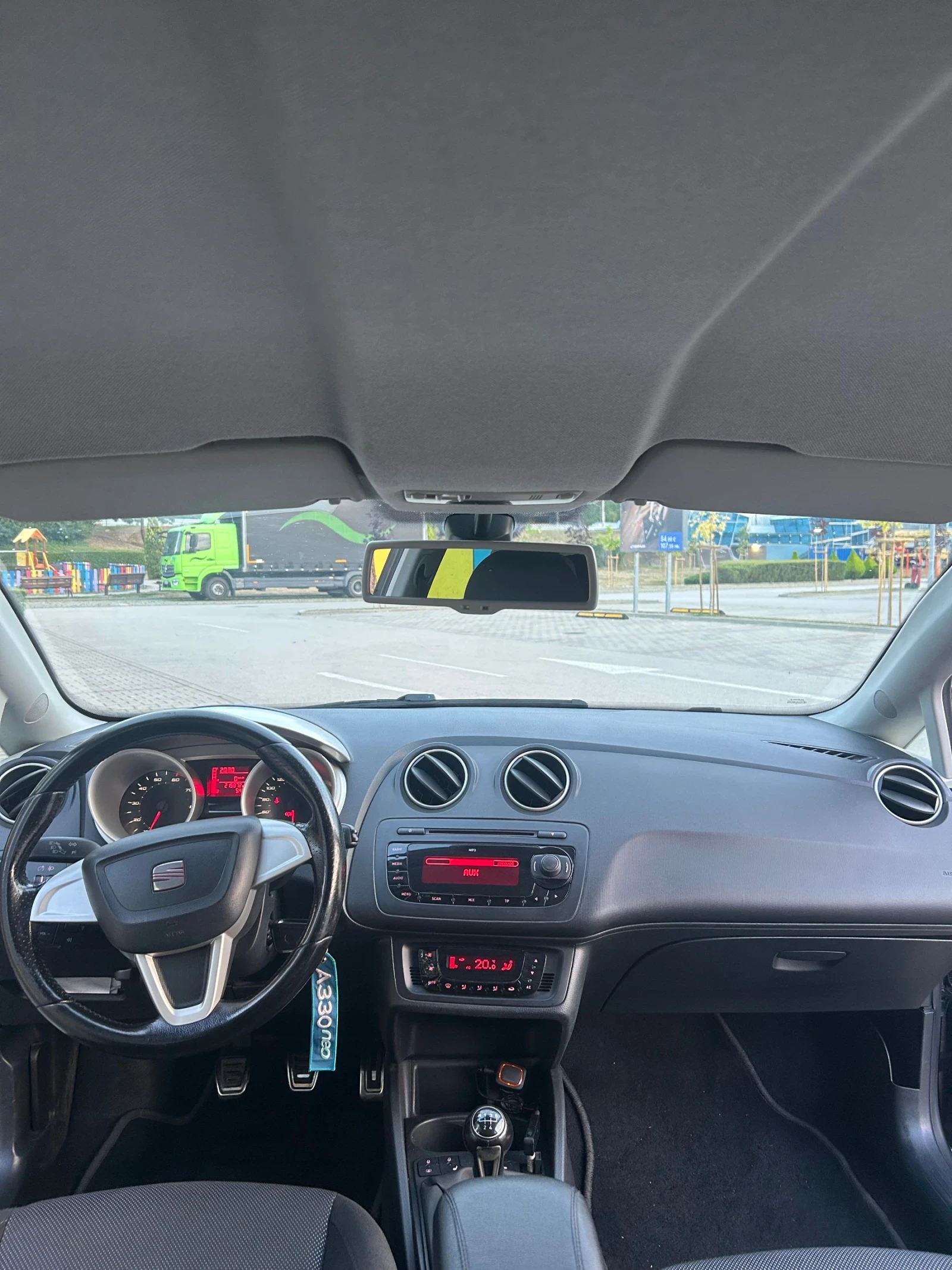 Seat Ibiza 1.4 бензин, снимка 11 - Автомобили и джипове - 55667175
