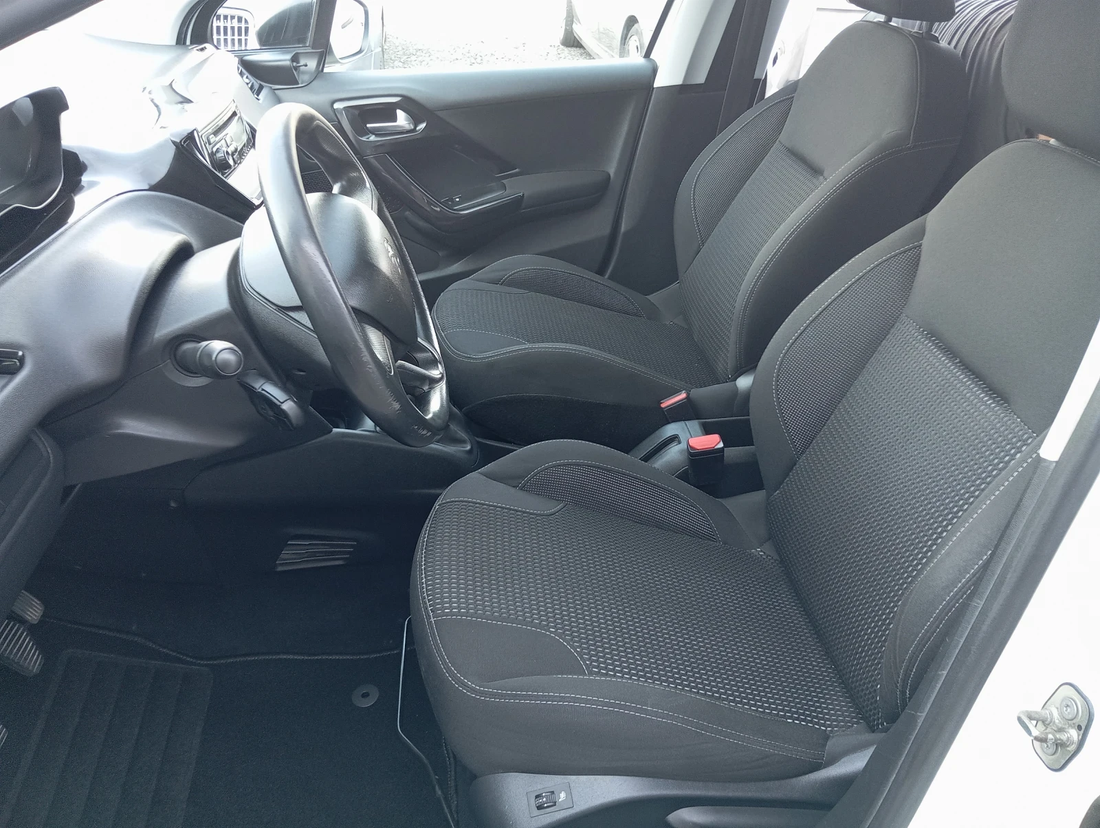 Peugeot 208 1.4HDI ЛИЗИНГ , снимка 7 - Автомобили и джипове - 55695449