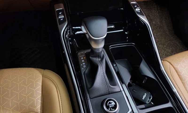 Kia Sorento Gasoline 2.5T 2Wd, снимка 8 - Автомобили и джипове - 51428727