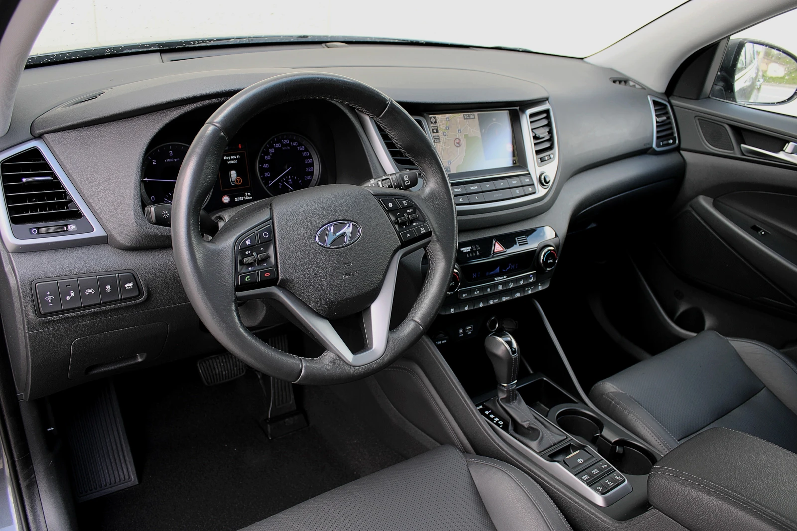 Hyundai Tucson 2.0CRDI/4x4/DISTRONIC/KAMERA/PANORAMA/KEYLESS GO, снимка 10 - Автомобили и джипове - 54402648