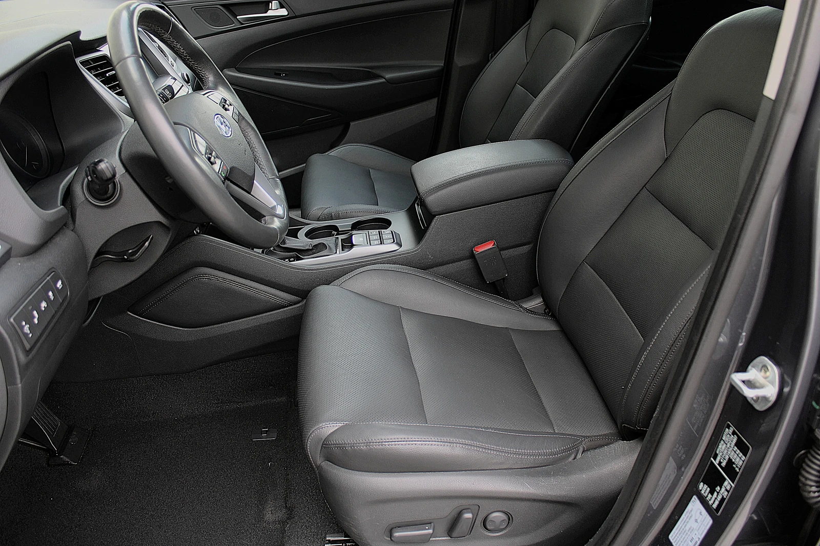 Hyundai Tucson 2.0CRDI/4x4/DISTRONIC/KAMERA/PANORAMA/KEYLESS GO, снимка 7 - Автомобили и джипове - 54402648