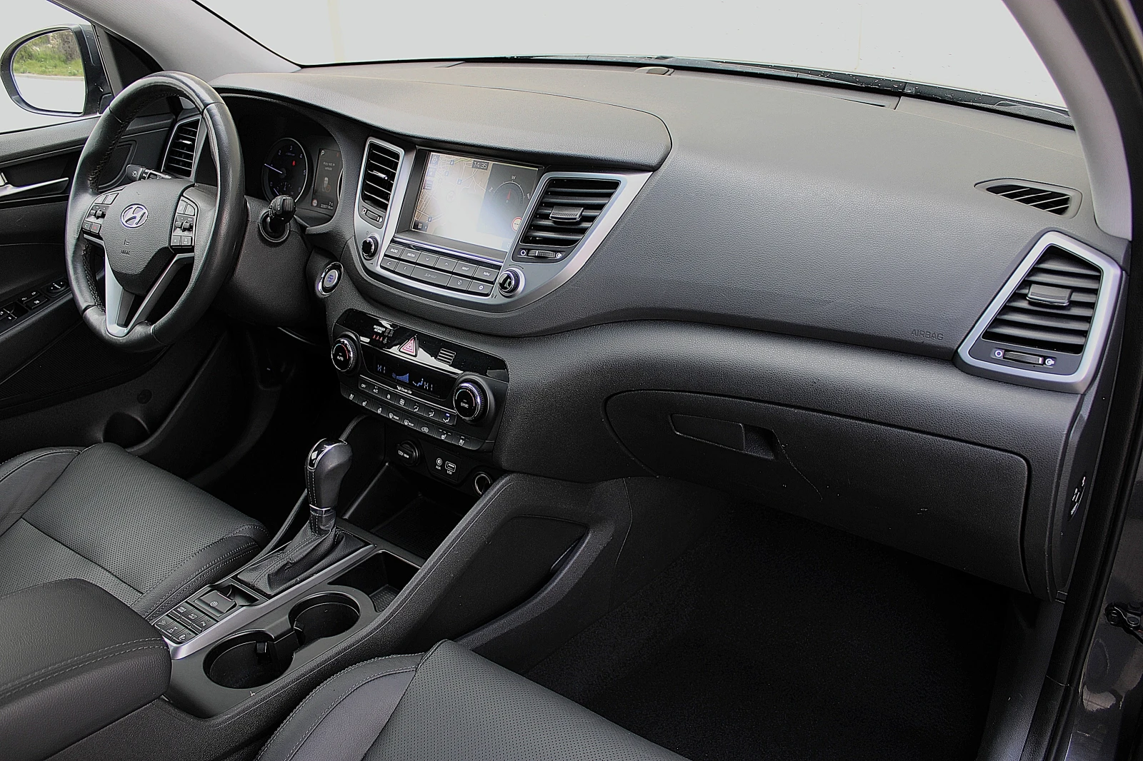 Hyundai Tucson 2.0CRDI/4x4/DISTRONIC/KAMERA/PANORAMA/KEYLESS GO, снимка 11 - Автомобили и джипове - 54402648
