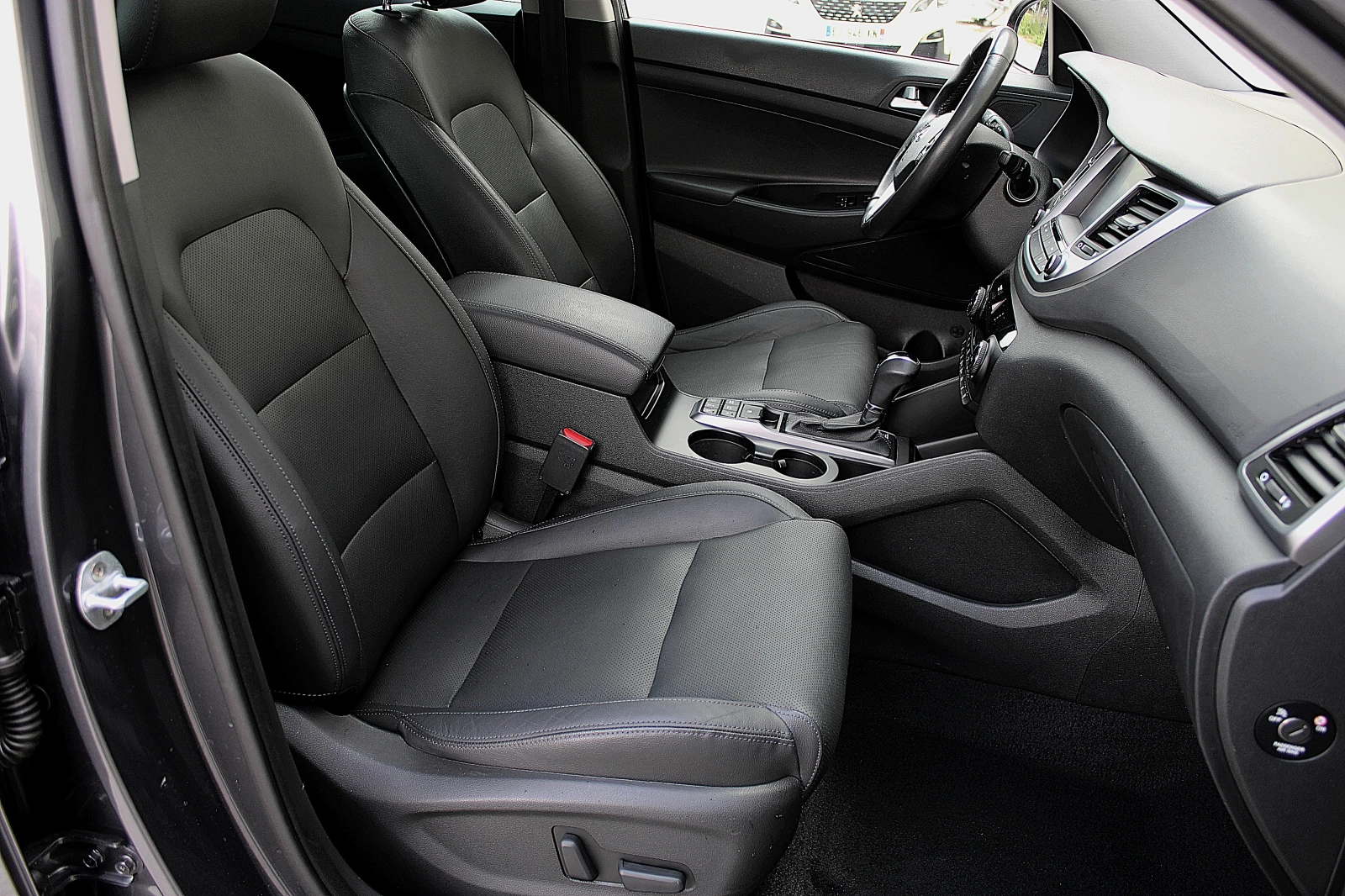 Hyundai Tucson 2.0CRDI/4x4/DISTRONIC/KAMERA/PANORAMA/KEYLESS GO, снимка 8 - Автомобили и джипове - 54402648