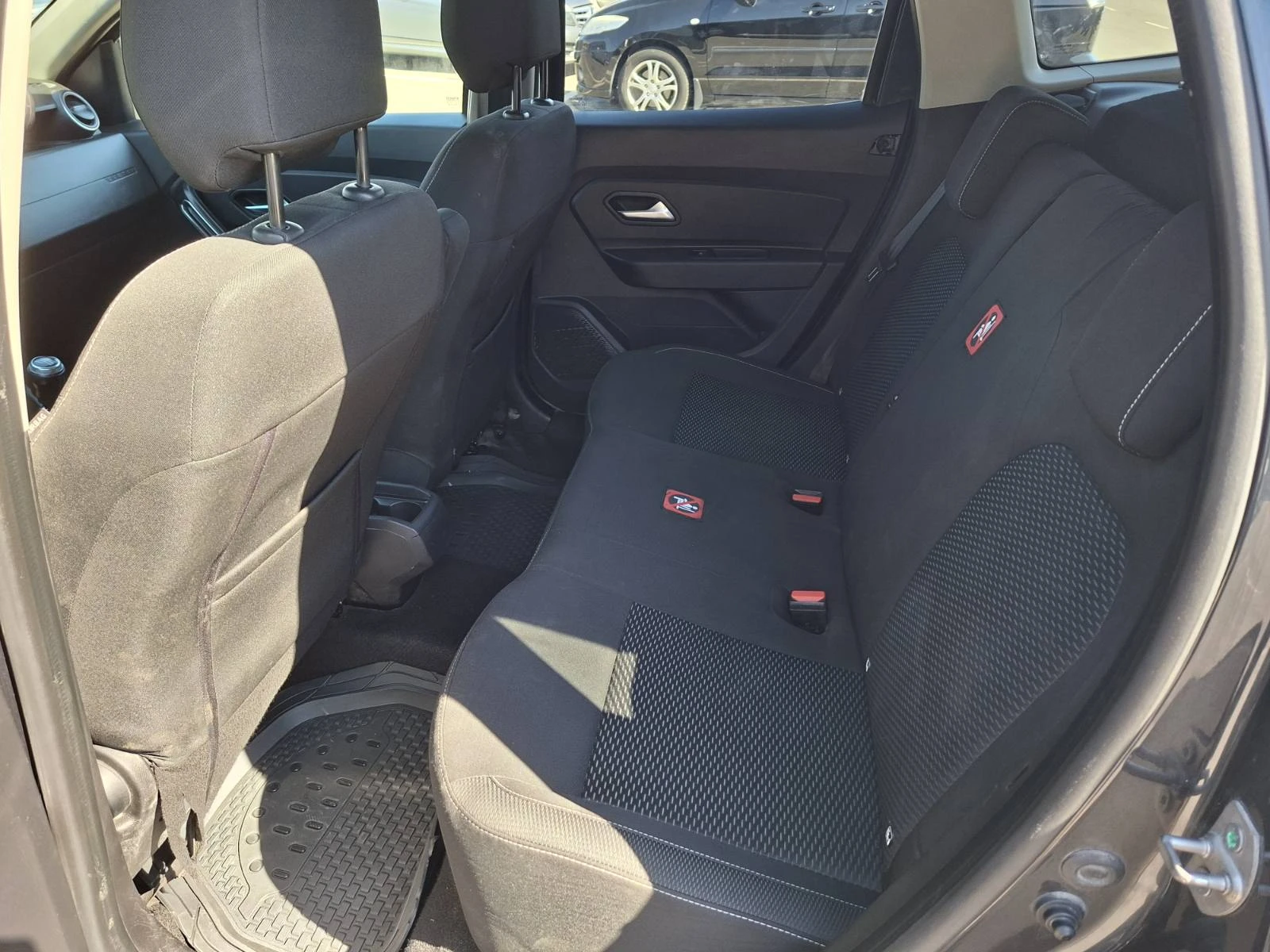 Dacia Duster 1.5 DCi 4x4 от България, снимка 14 - Автомобили и джипове - 56075233