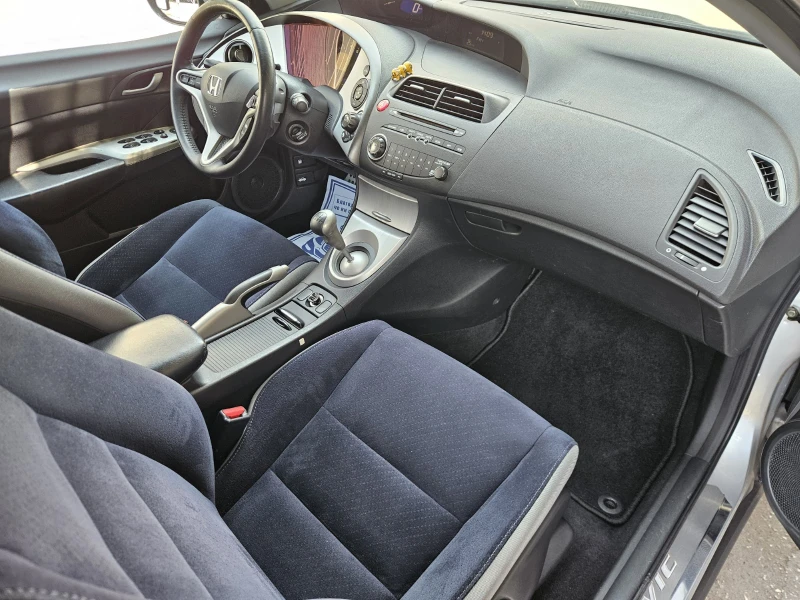 Honda Civic 1.8i-VTEC, снимка 15 - Автомобили и джипове - 47432295