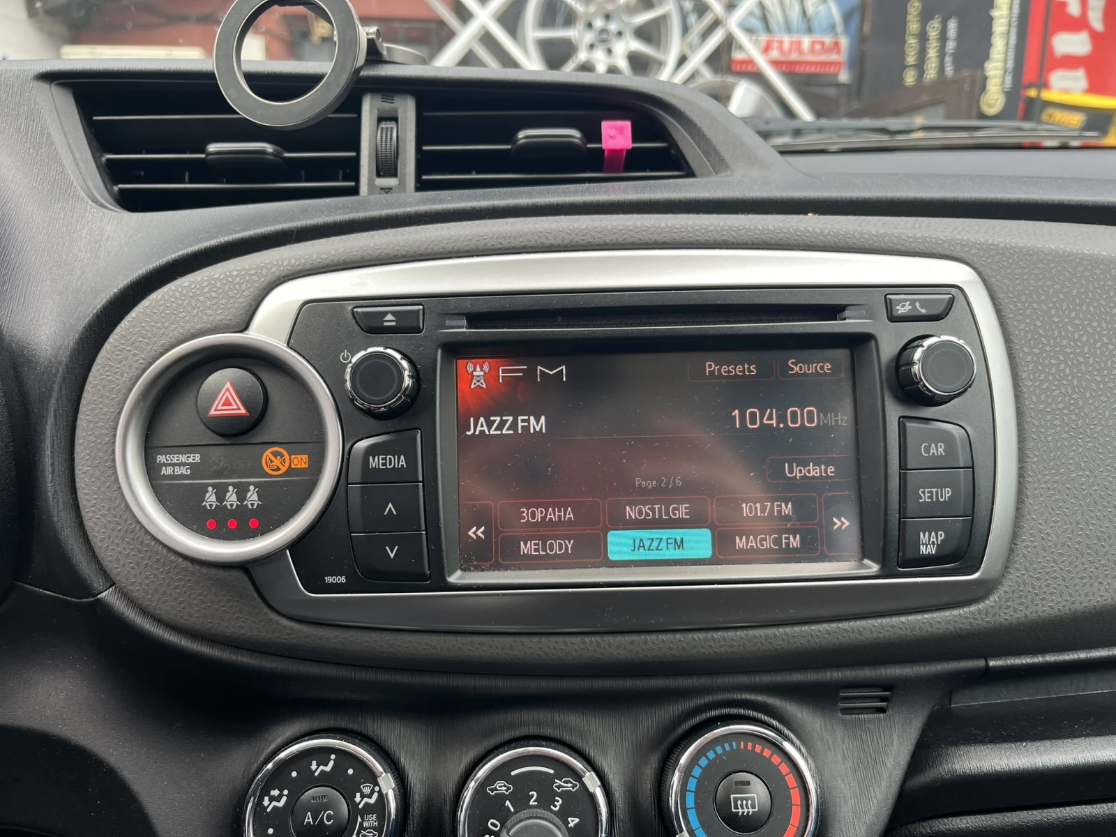 Toyota Yaris D4D * СТЪКЛЕН ПОКРИВ * NAVI * CAM , снимка 6 - Автомобили и джипове - 53647332