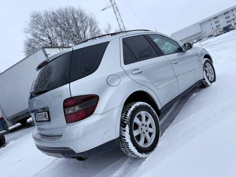 Mercedes-Benz ML 320 ОБСЛУЖЕН* 2 КОМПЛЕКТА ДЖАНТИ + 2 КОМПЛЕКТА ГУМИ !!, снимка 5 - Автомобили и джипове - 53123642