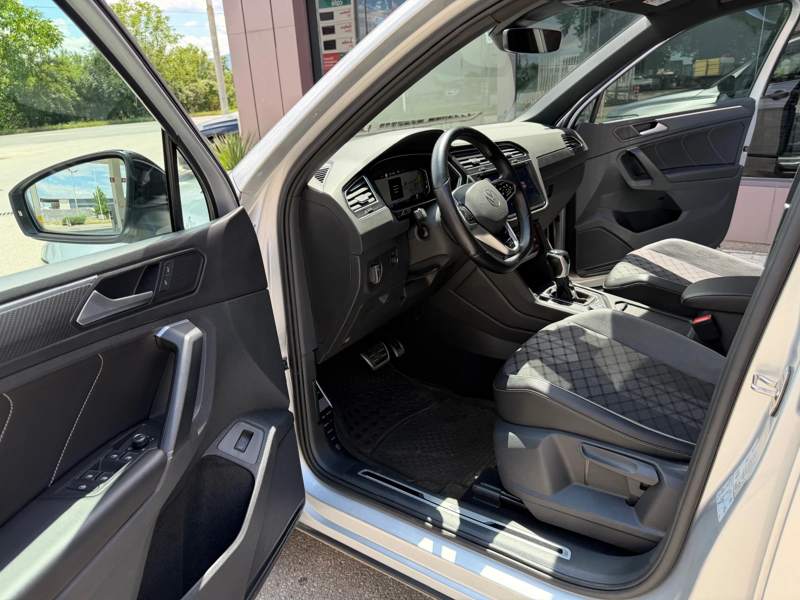 VW Tiguan 2.0TDI-200к.с.-R-LINE-4 MOTION-HEAD UP, снимка 9 - Автомобили и джипове - 55280455