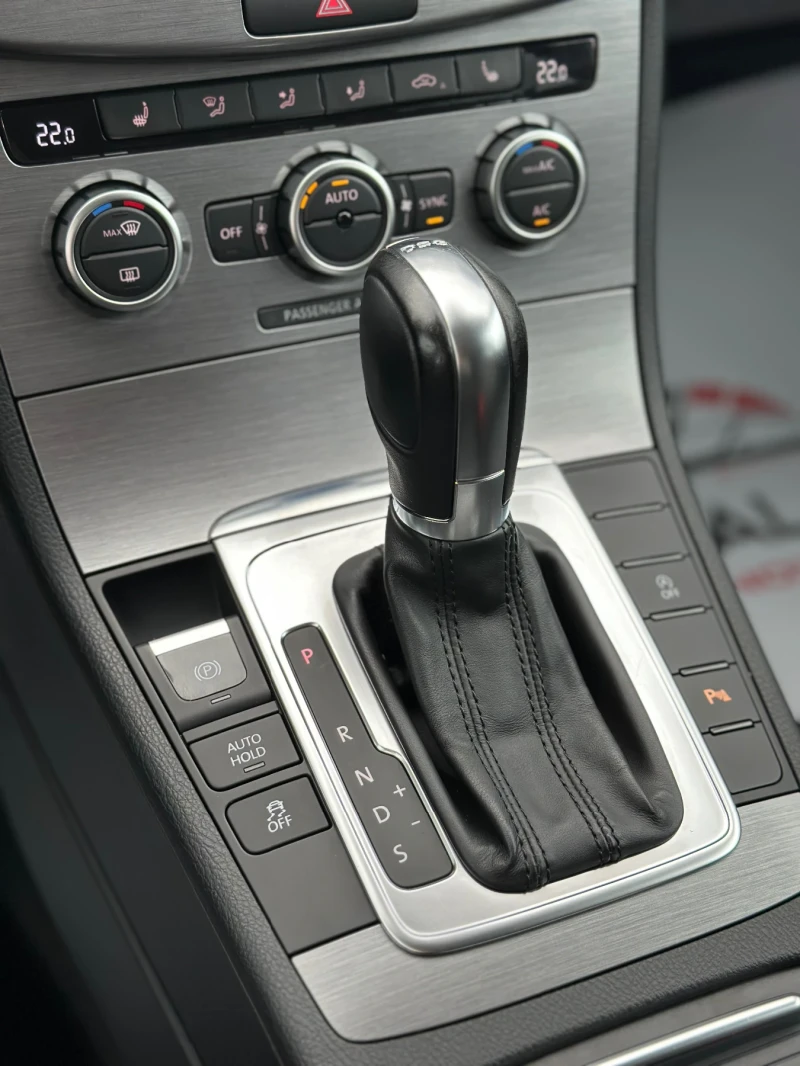 VW Passat 2.0 TDI 140 кс :::АВТОМАТ:::, снимка 14 - Автомобили и джипове - 52678151