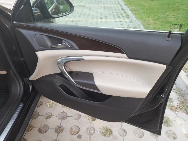Opel Insignia SportsTourer A20DTH, снимка 13 - Автомобили и джипове - 53143223