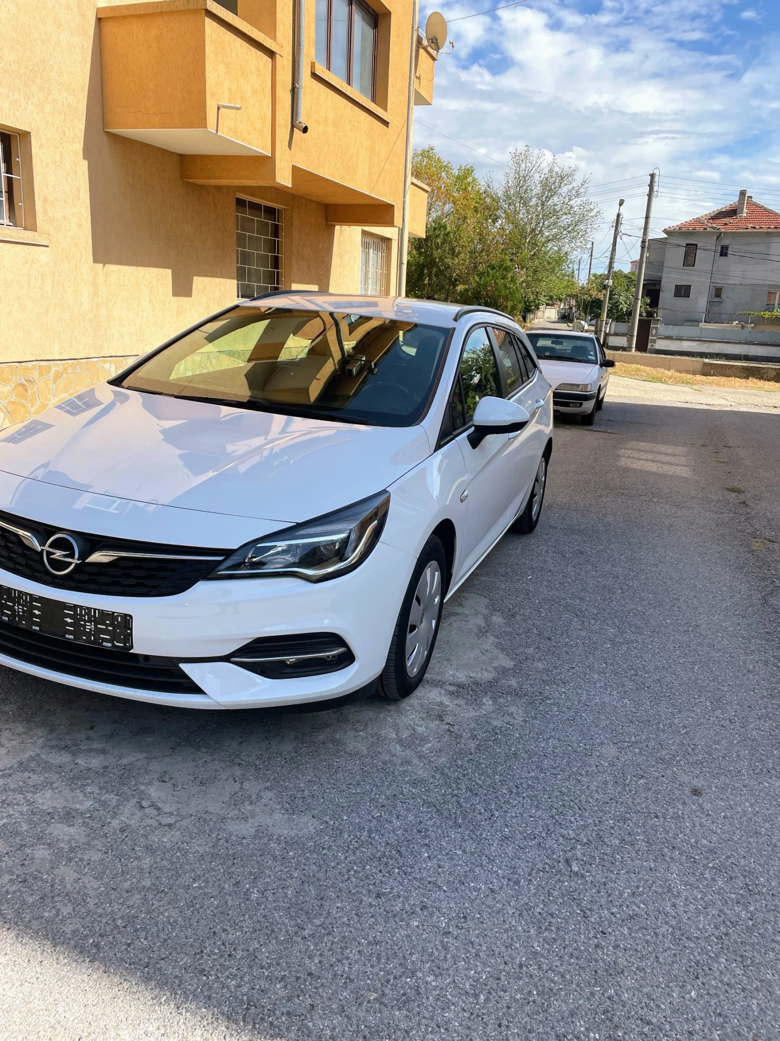 Opel Astra SPORTS TOURER 1.2 Bns Edition - изображение 3