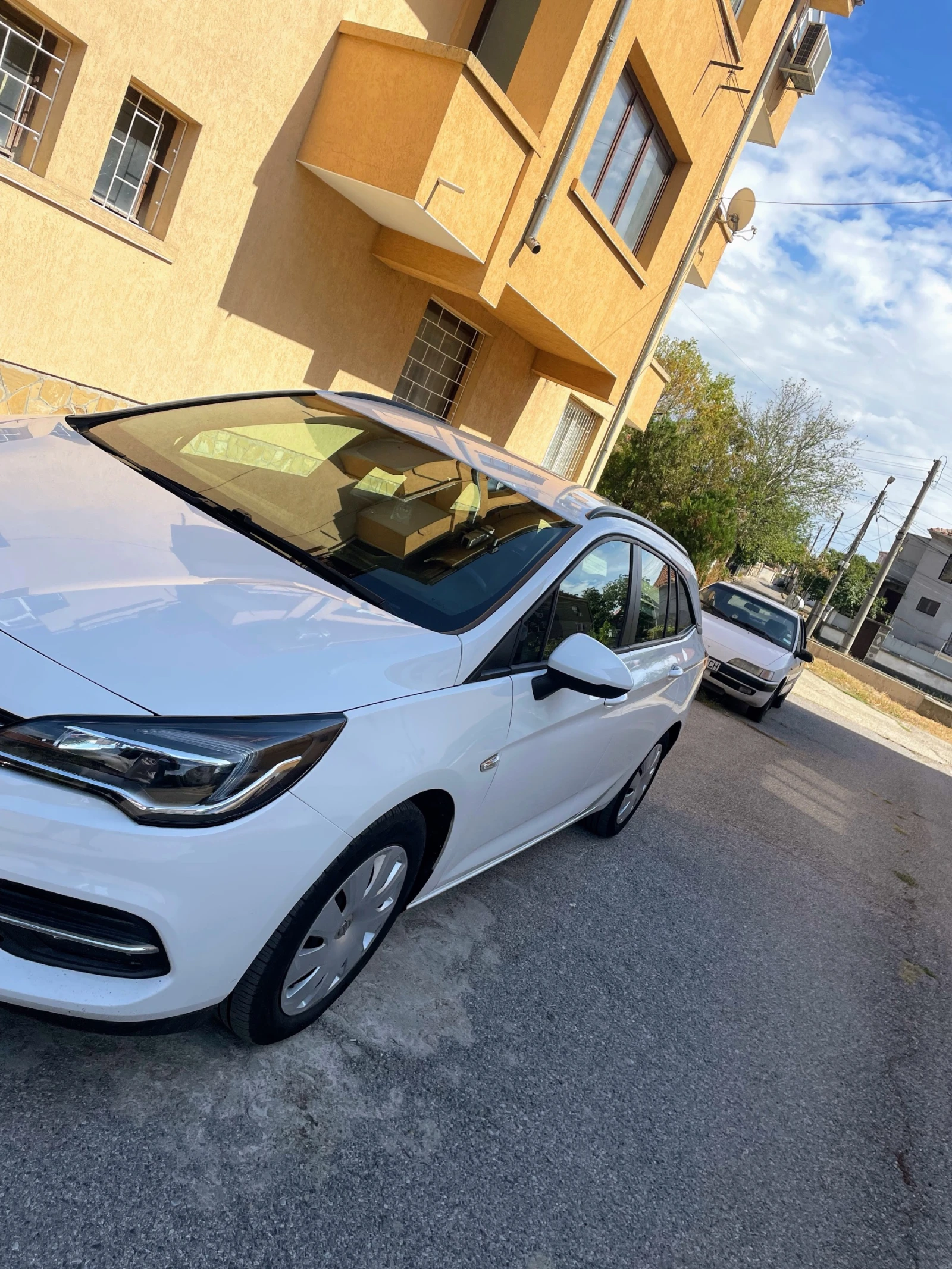 Opel Astra SPORTS TOURER 1.2 Bns Edition - изображение 8