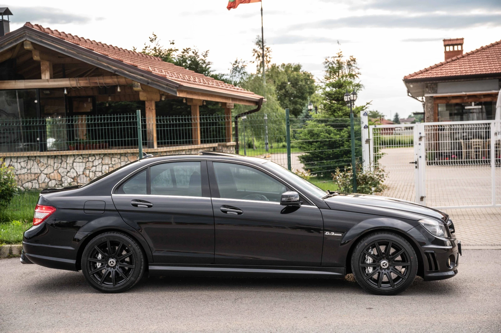 Mercedes-Benz C 63 AMG  - изображение 4