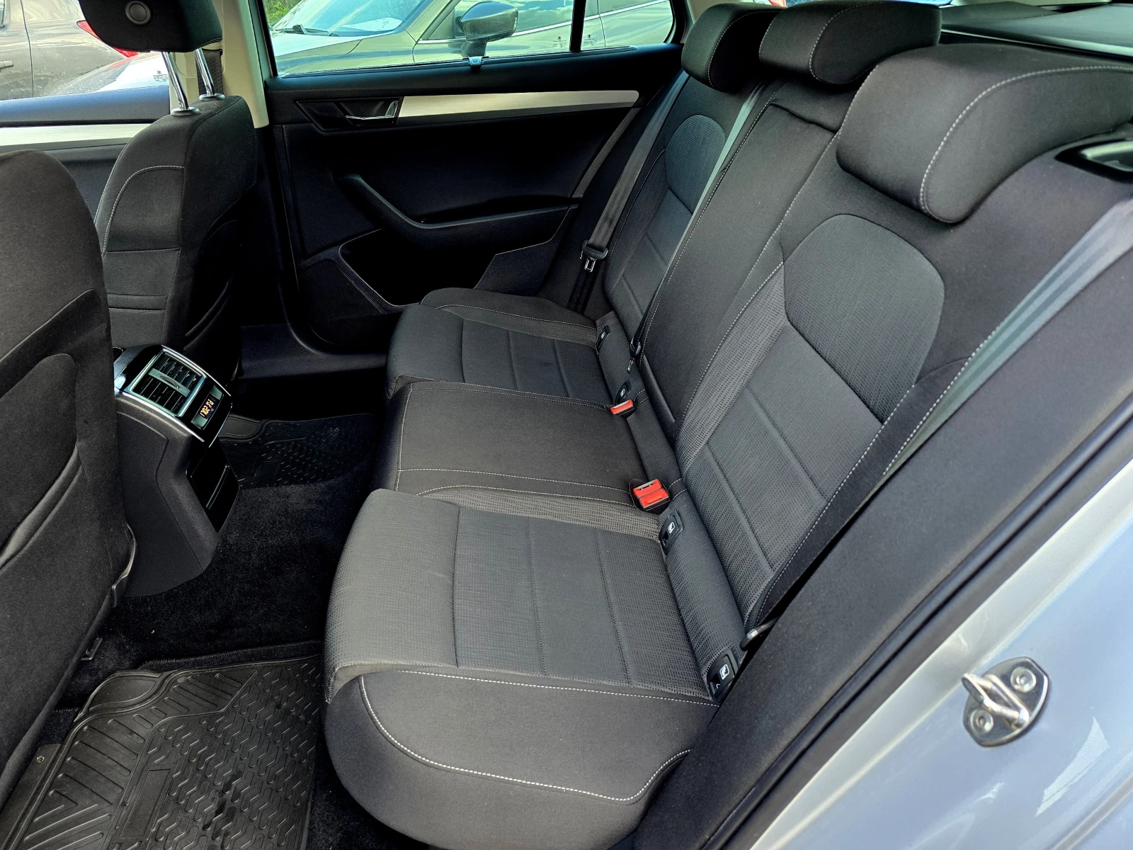 Skoda Superb КАТО ЧИСТО НОВ/DISTRONIK/2.0TDI/150кс, снимка 12 - Автомобили и джипове - 53745682