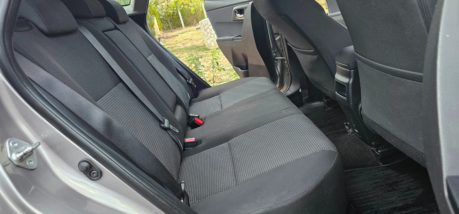 Toyota Auris 2.0-LD-4D, снимка 16 - Автомобили и джипове - 56121692