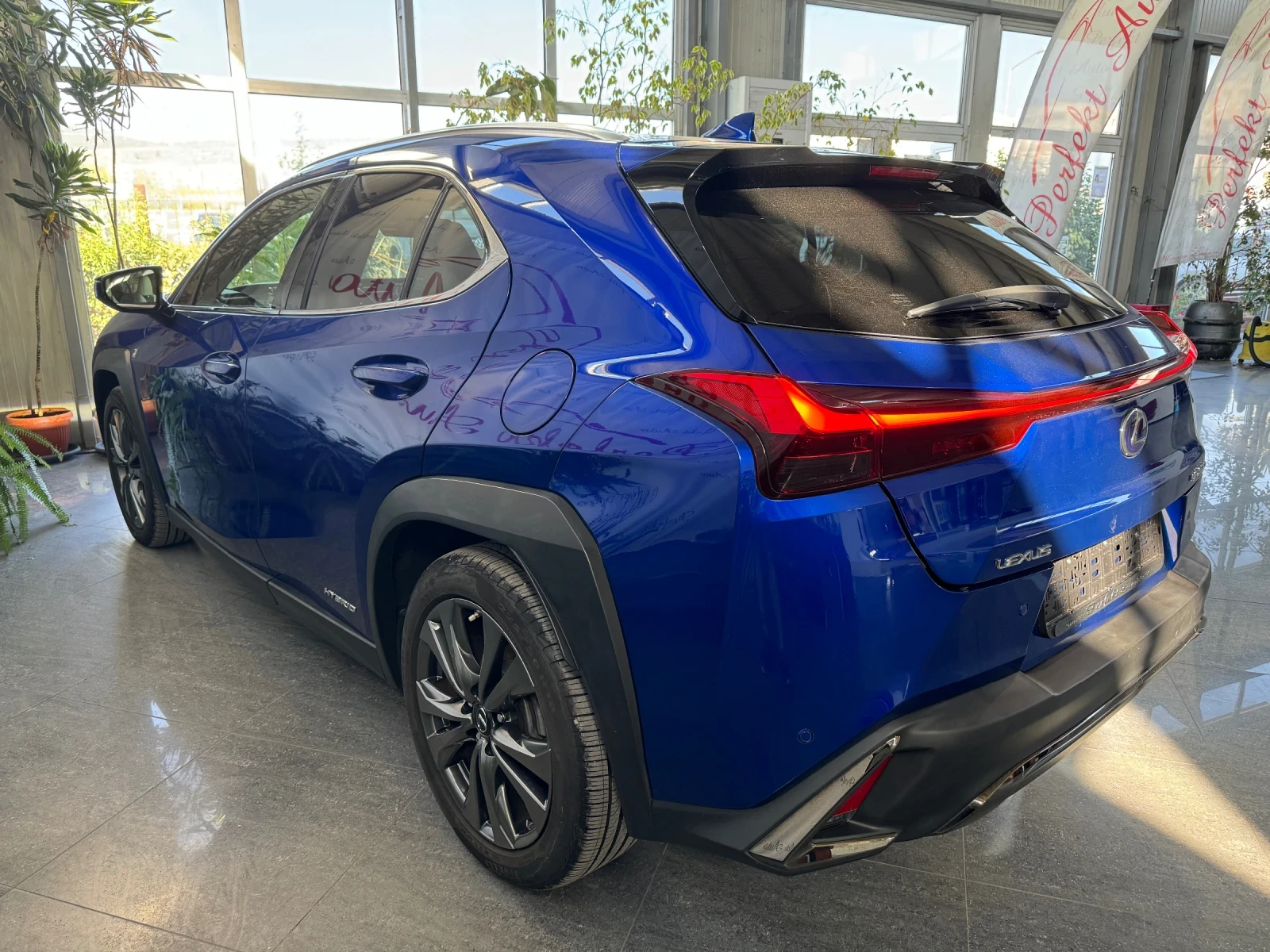 Lexus UX 250h 4x4 * F SPORT * HEAD UP *  - изображение 4