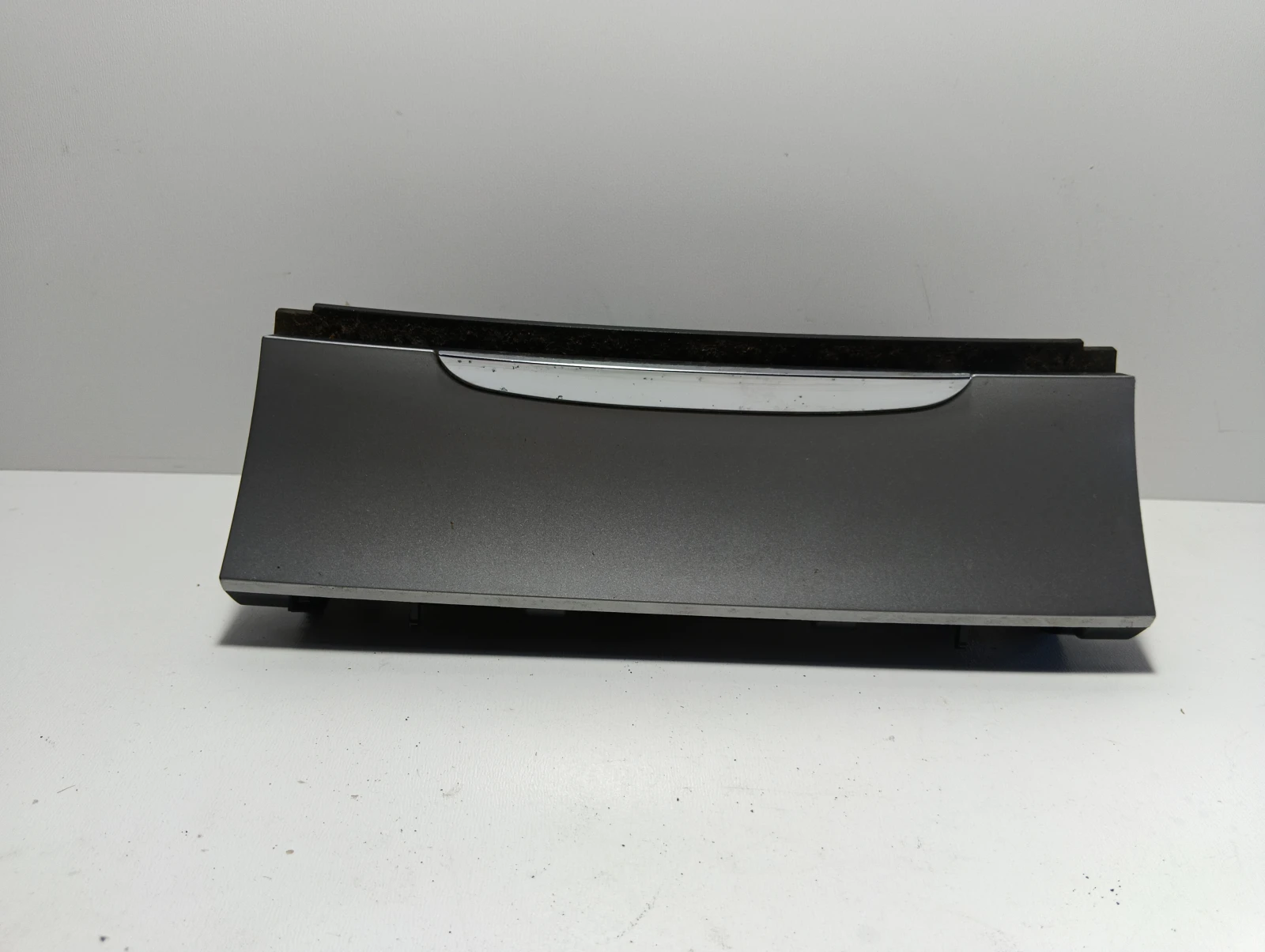 пепелник преден 3C0863284 G 3C0857961G VW Passat CC