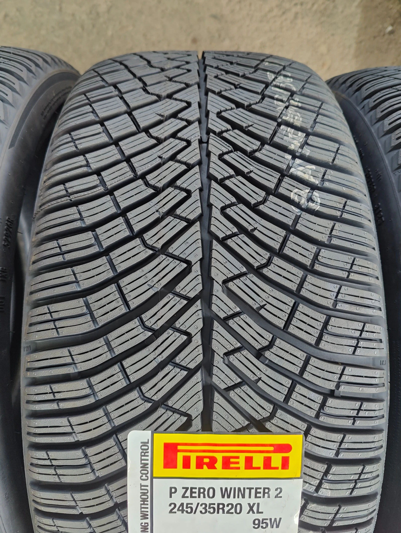 Гуми Зимни 245/35R20, снимка 5 - Гуми и джанти - 56060610